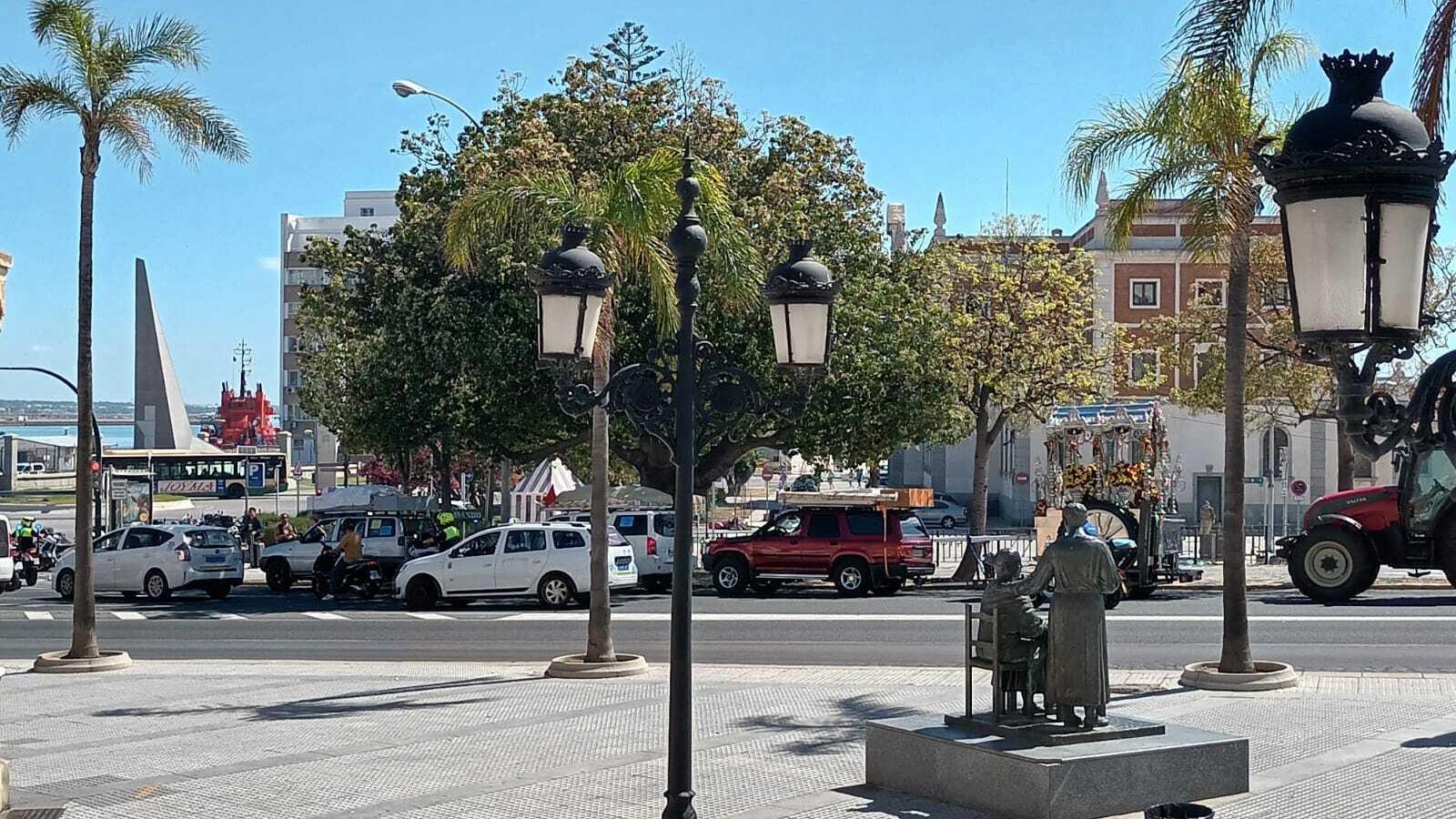 La comitiva gaditana, en sus coches y con la carreta en patín, camino de Sanlúcar.