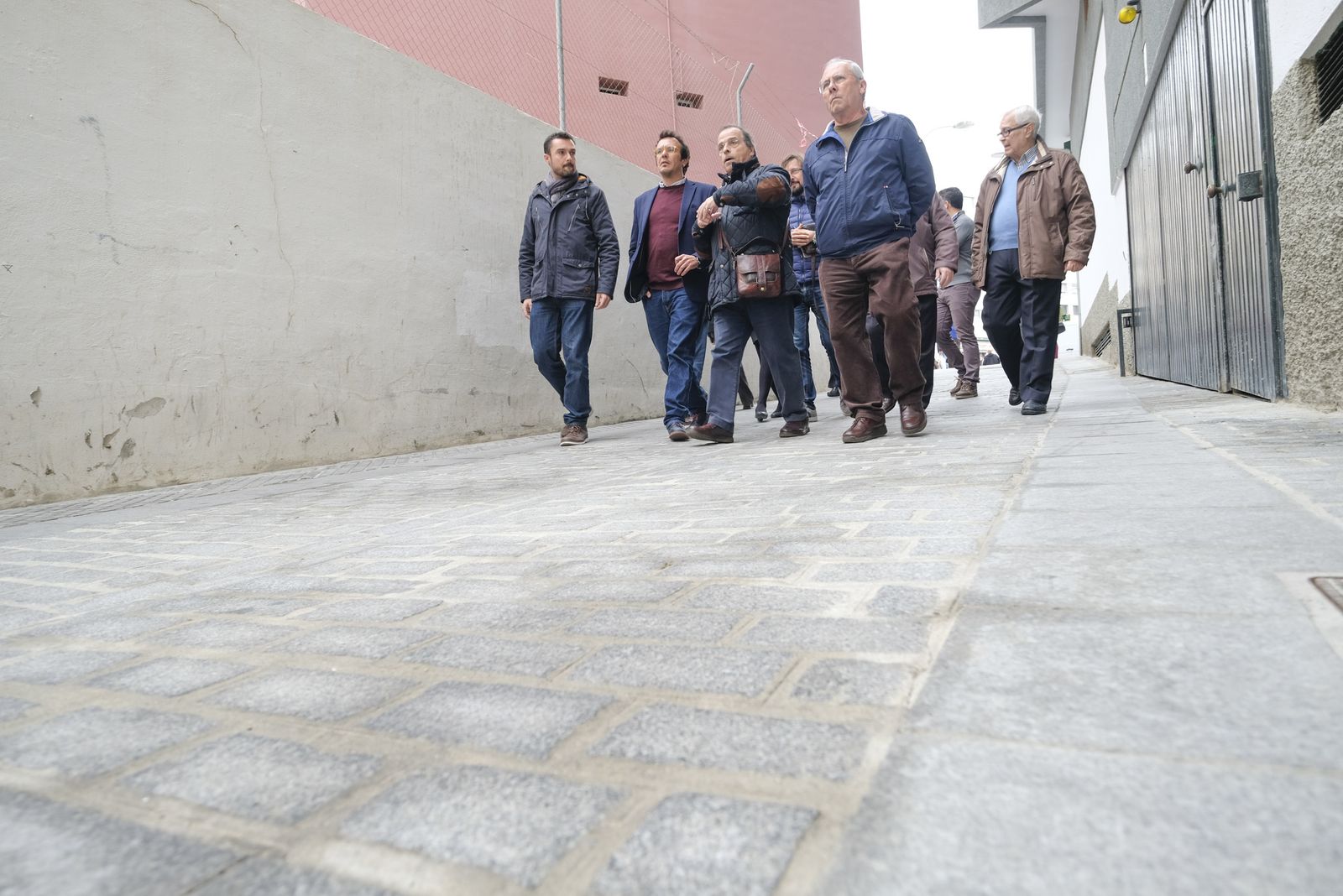 Martín Vila y el alcalde visitan las obras finalizadas de la calle Madrazo