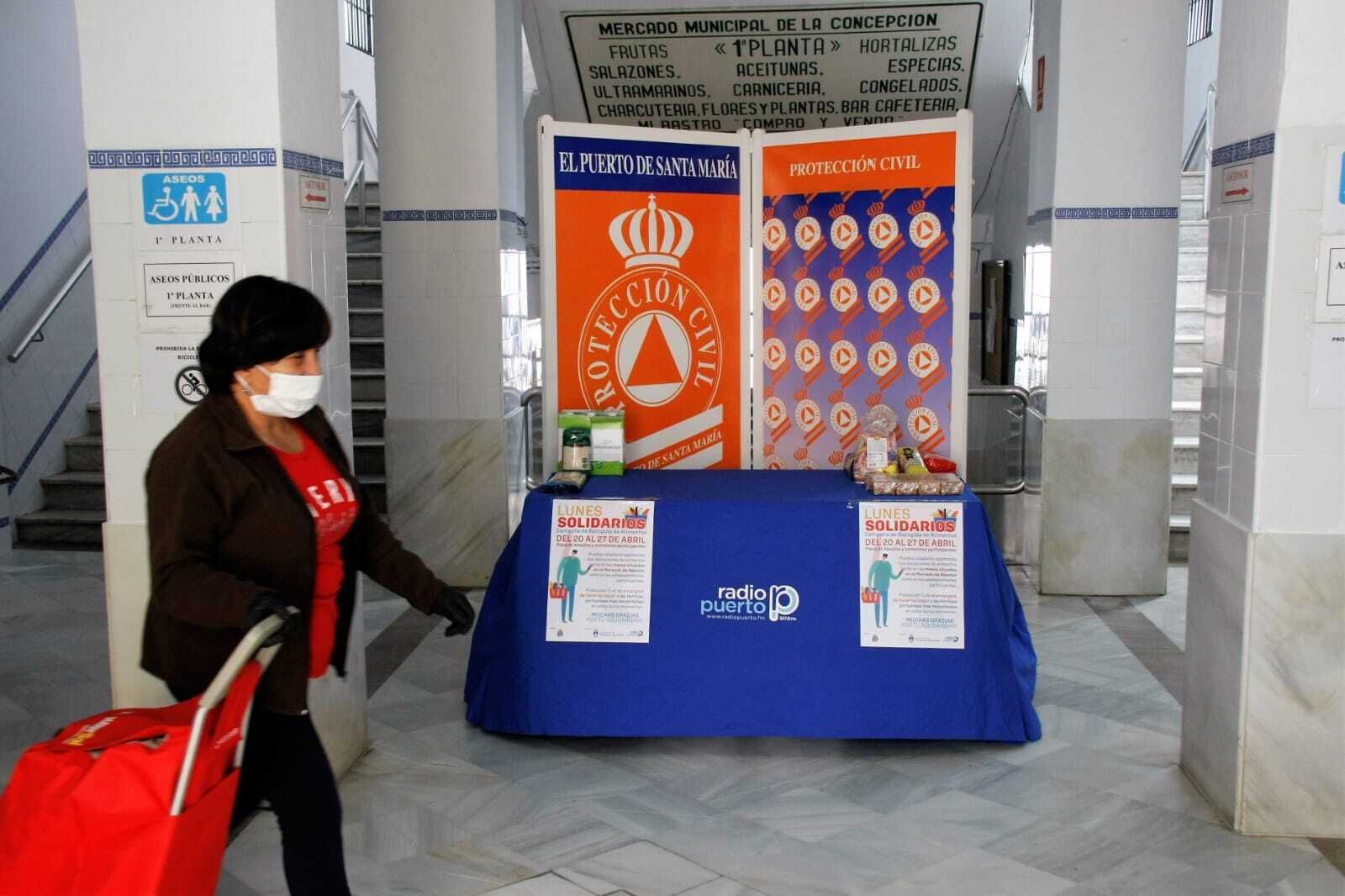 Una de las mesas de Protección Civil instalada esta semana en la Plaza de Abastos.