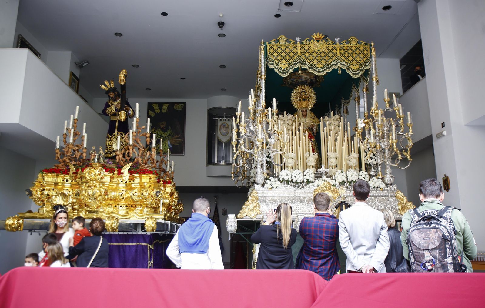 Los sagrados titulares de Nueva Esperanza, en su tronos procesionales.