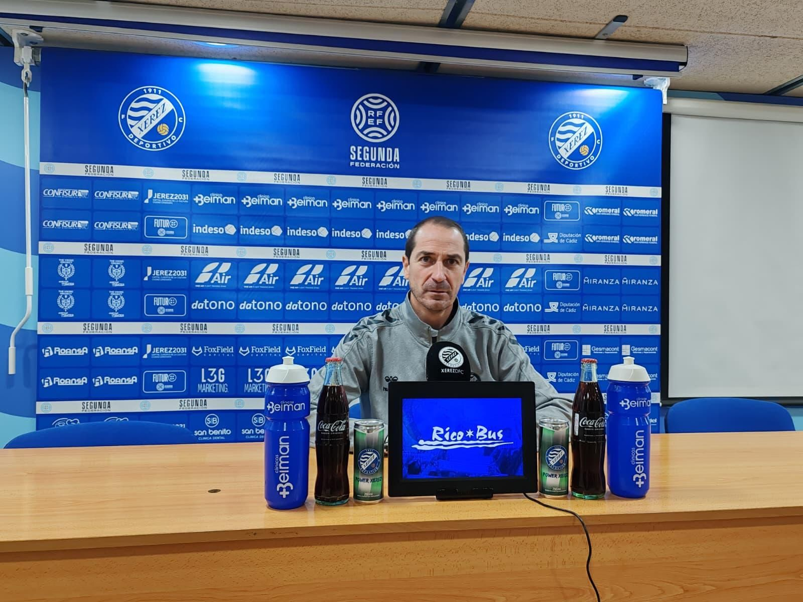Diego Caro, en la sala de prensa de Chapín en la previa del choque contra el Puente Genil.