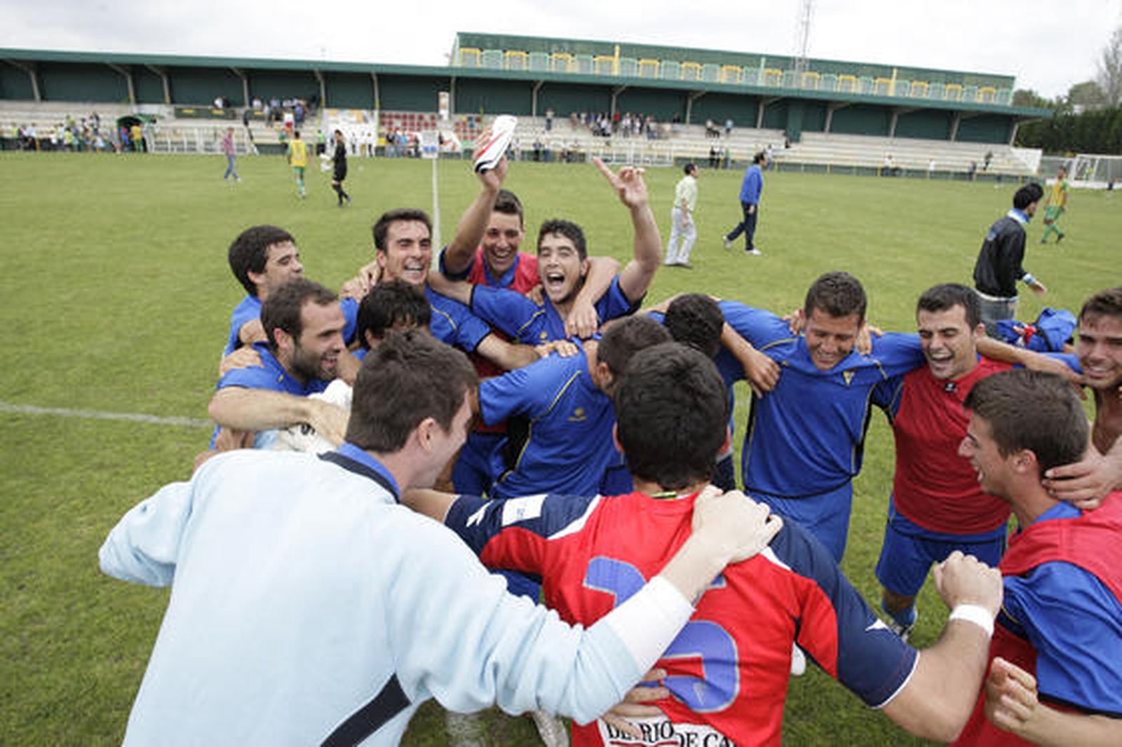 El filial amarillo, que acaba con diez jugadores, se impone con sufrimientos a Los Barrios y logra la permanencia./Fotos:Erasmo Fenoy

Foto: Erasmo Fenoy