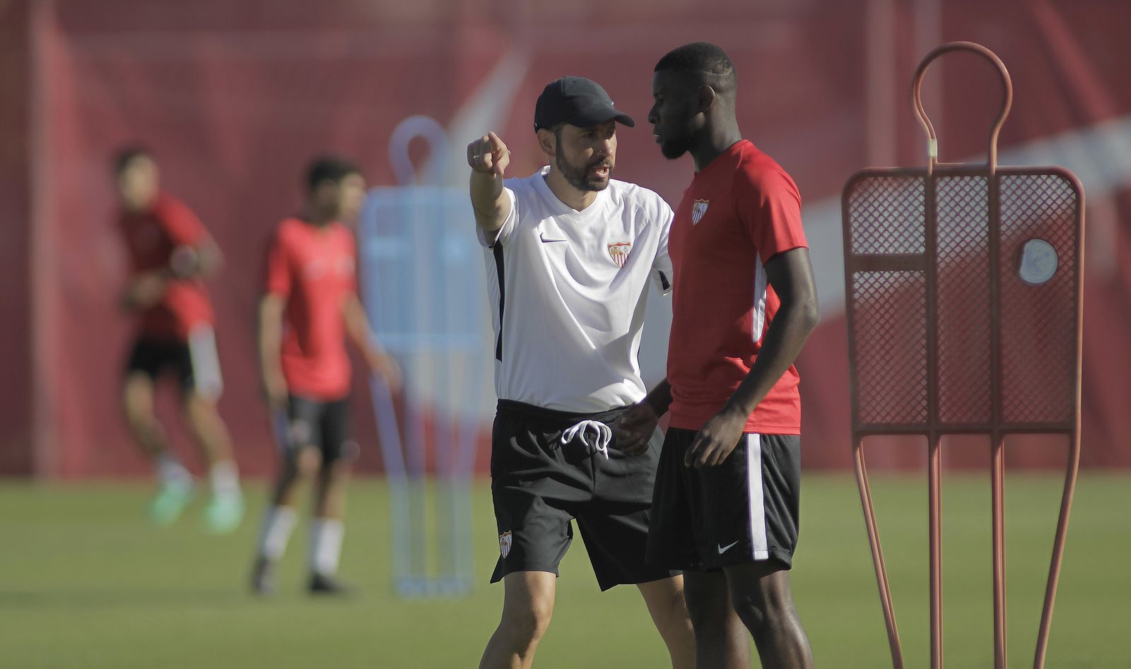 Pablo Machín da órdenes ante Amadou.