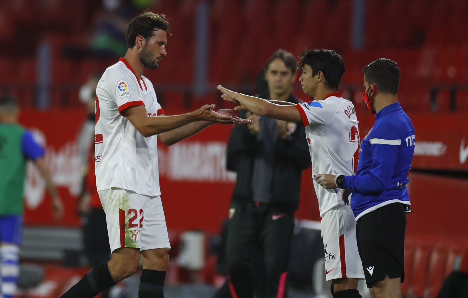 Franco Vázquez, sustituido por Óliver Torres.
