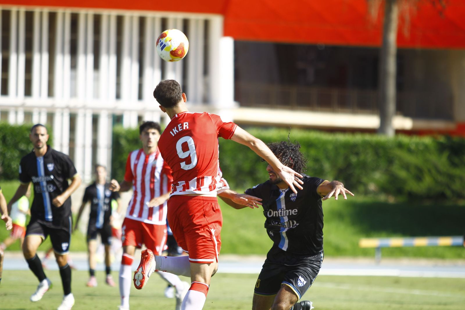 Iker Burgos intenta cabecear un balón durante el encuentro disputado en la primera vuelta en el Anexo.