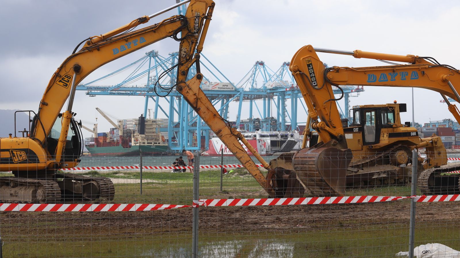 Detalle del recinto con las excavadoras.