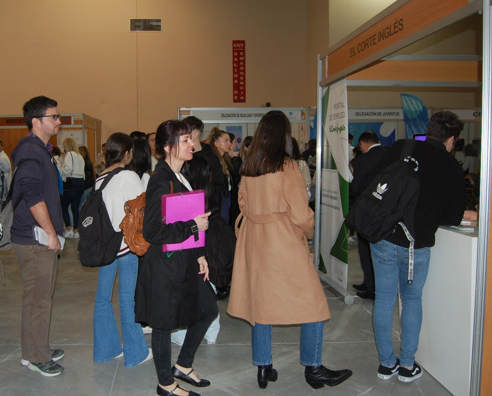 Varios asistentes a la Feria de Empleo.