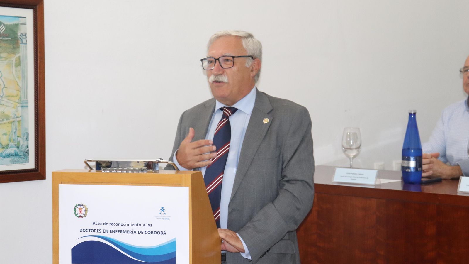 Un momento del sentido y emotivo discurso del presidente en funciones del Colegio cordobés, Enrique Castillo.