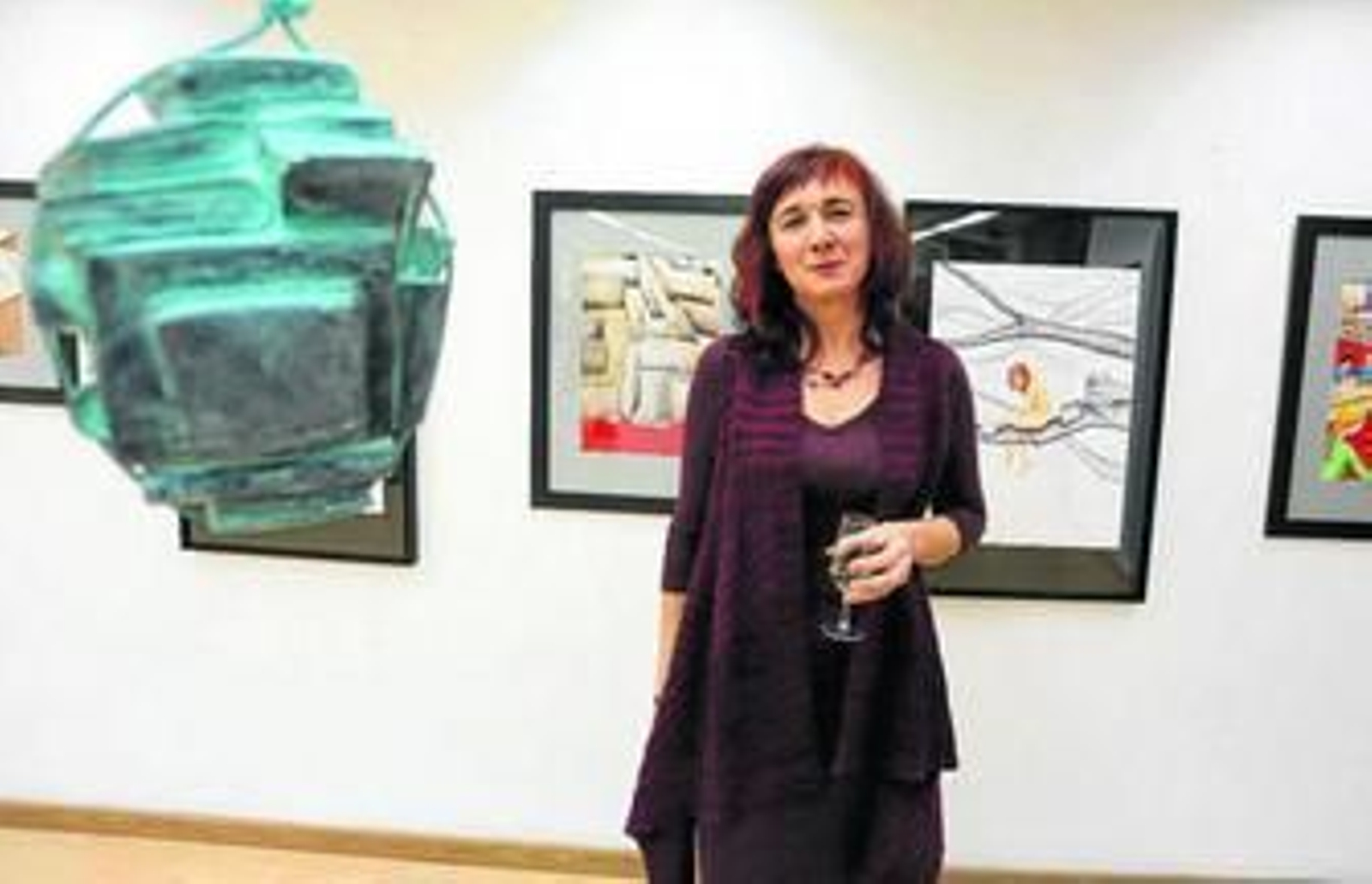 Teresa Rodríguez Súnico posa junto a varias de sus obras en la sala 'ArteaDiario'.