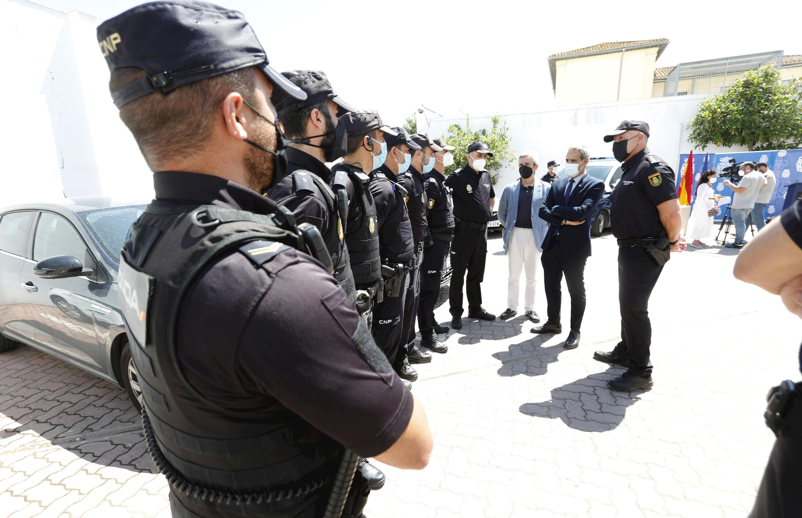 El subdelegado del Gobierno habla con algunos policías intervinientes en el dispositivo.