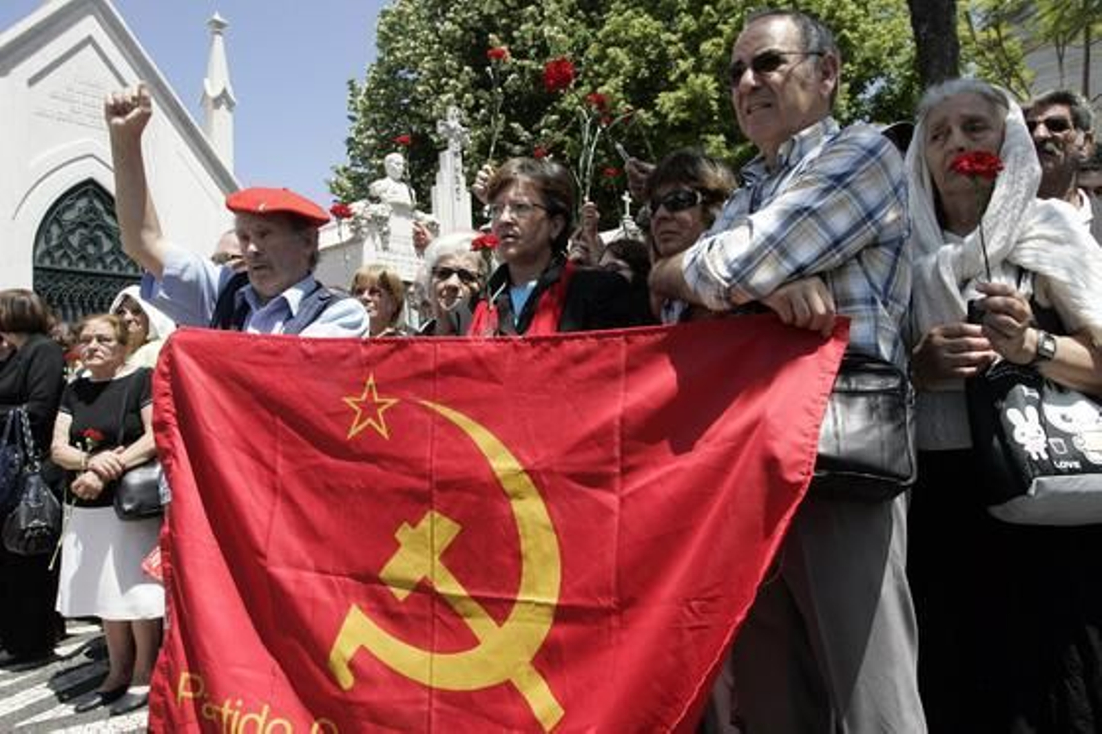 Intelectuales, políticos y cientos de portugueses se despiden del escritor.

Foto: EFE/ AFP/ Reuters