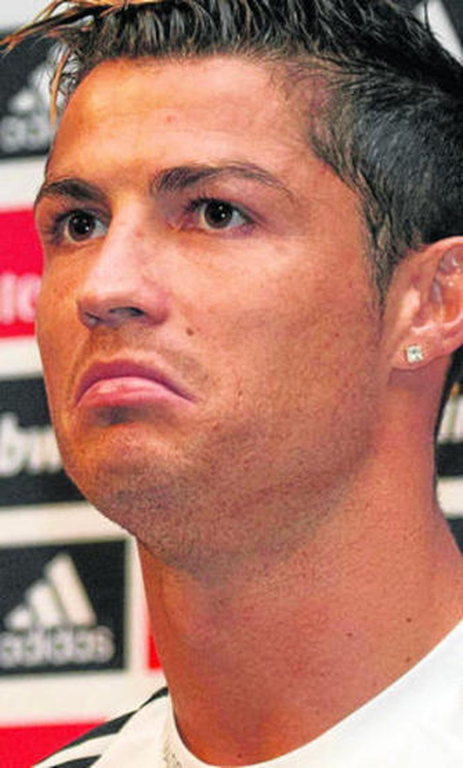 Cristiano Ronaldo atiende a la prensa en la Universidad de California.