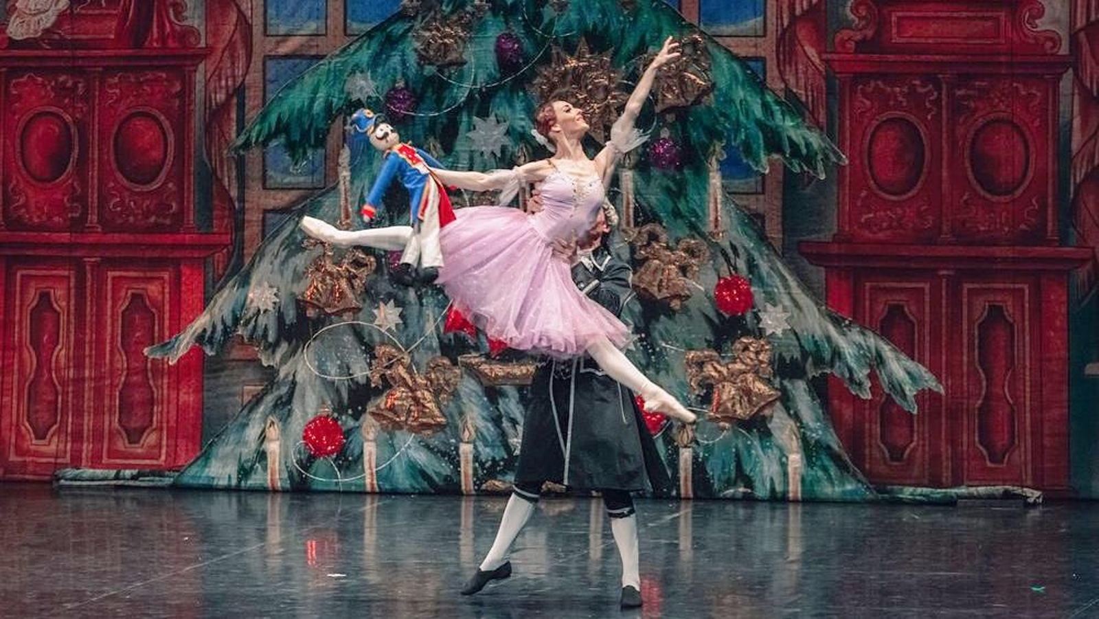 La música de Tchaikovsky es la BSO perfecta para esta obra de ballet clásico.