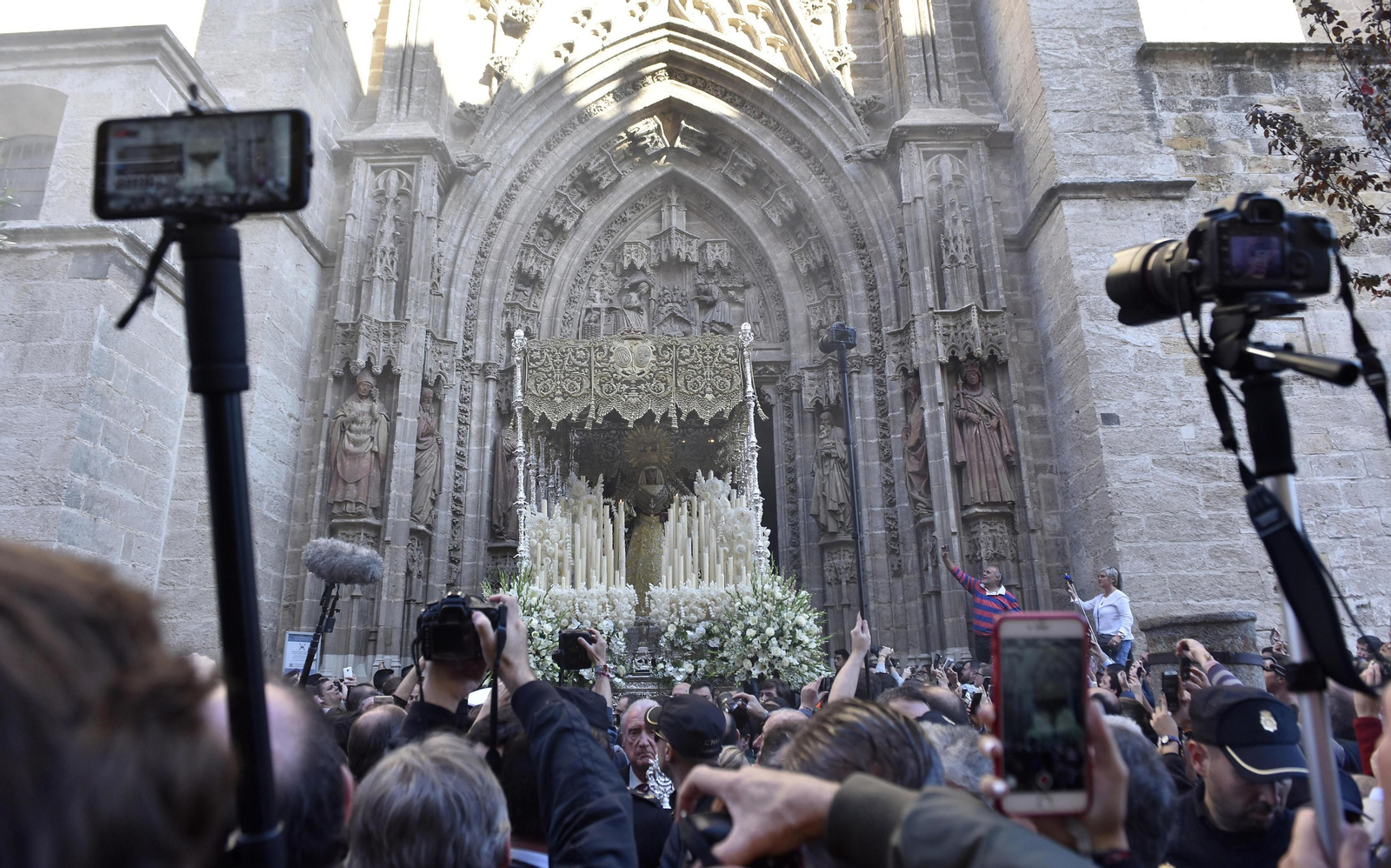 El regreso de la Esperanza de Triana, en imágenes