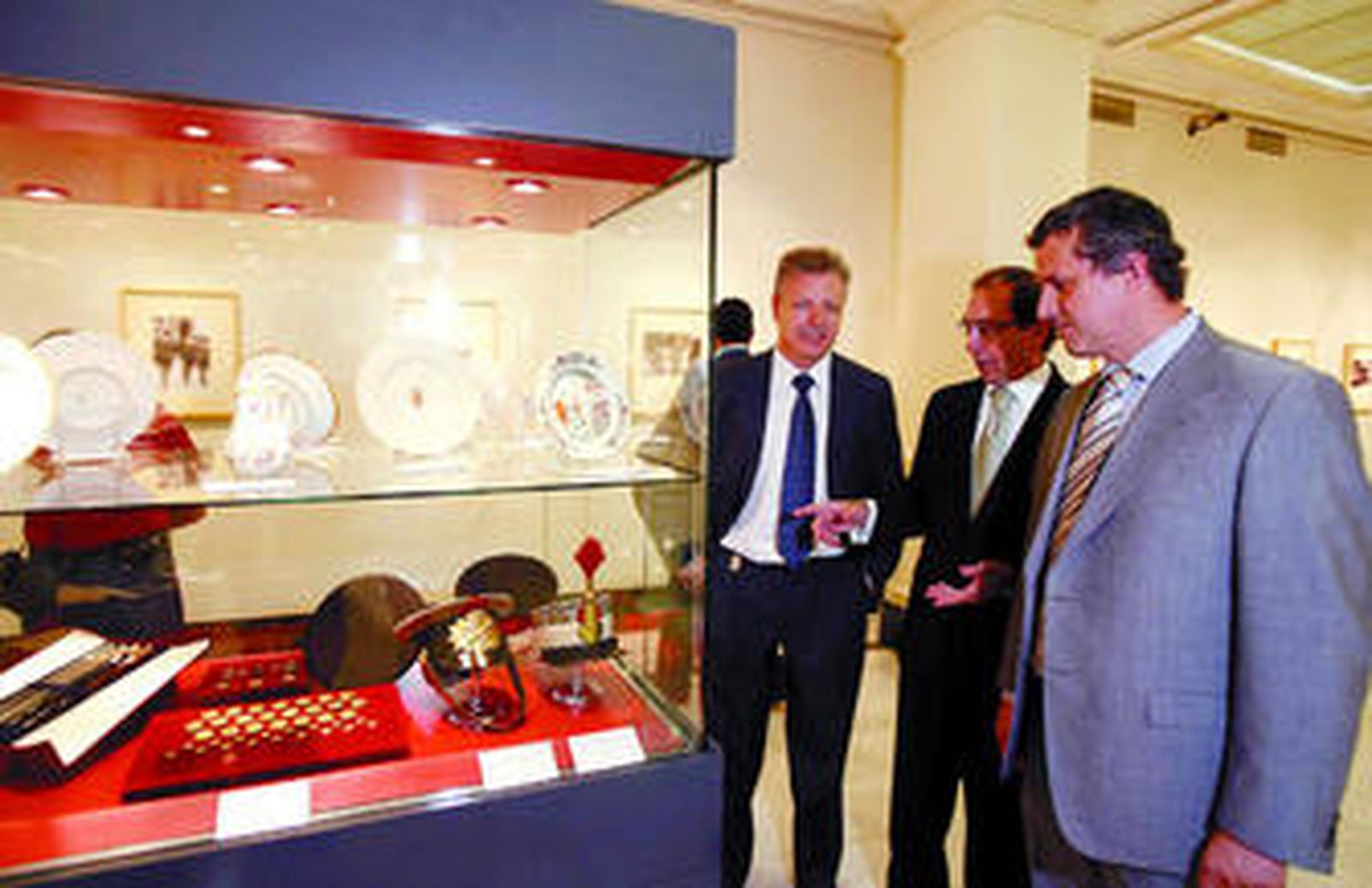 Juan José Primo Jurado y Rafael Rich, ayer, durante la visita a la exposición.