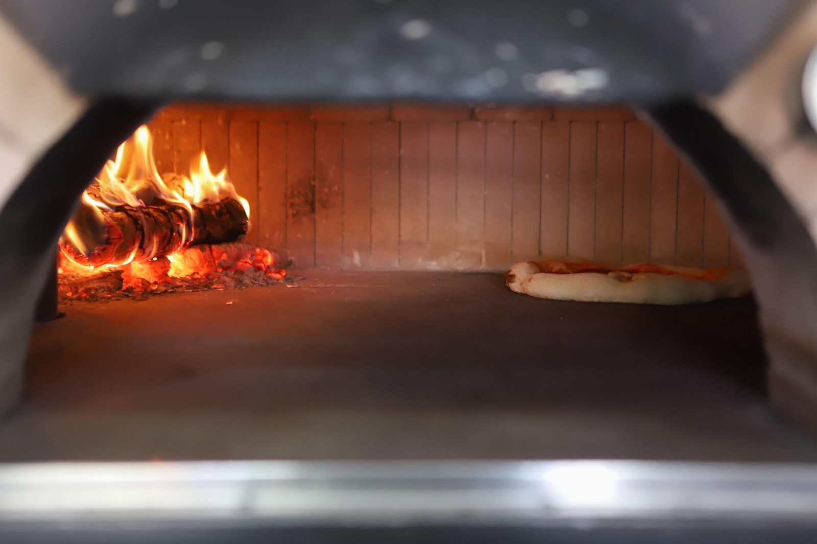 Elaboración de pizzas al autentico estilo italiano en Pizzeria Napoli, en imágenes