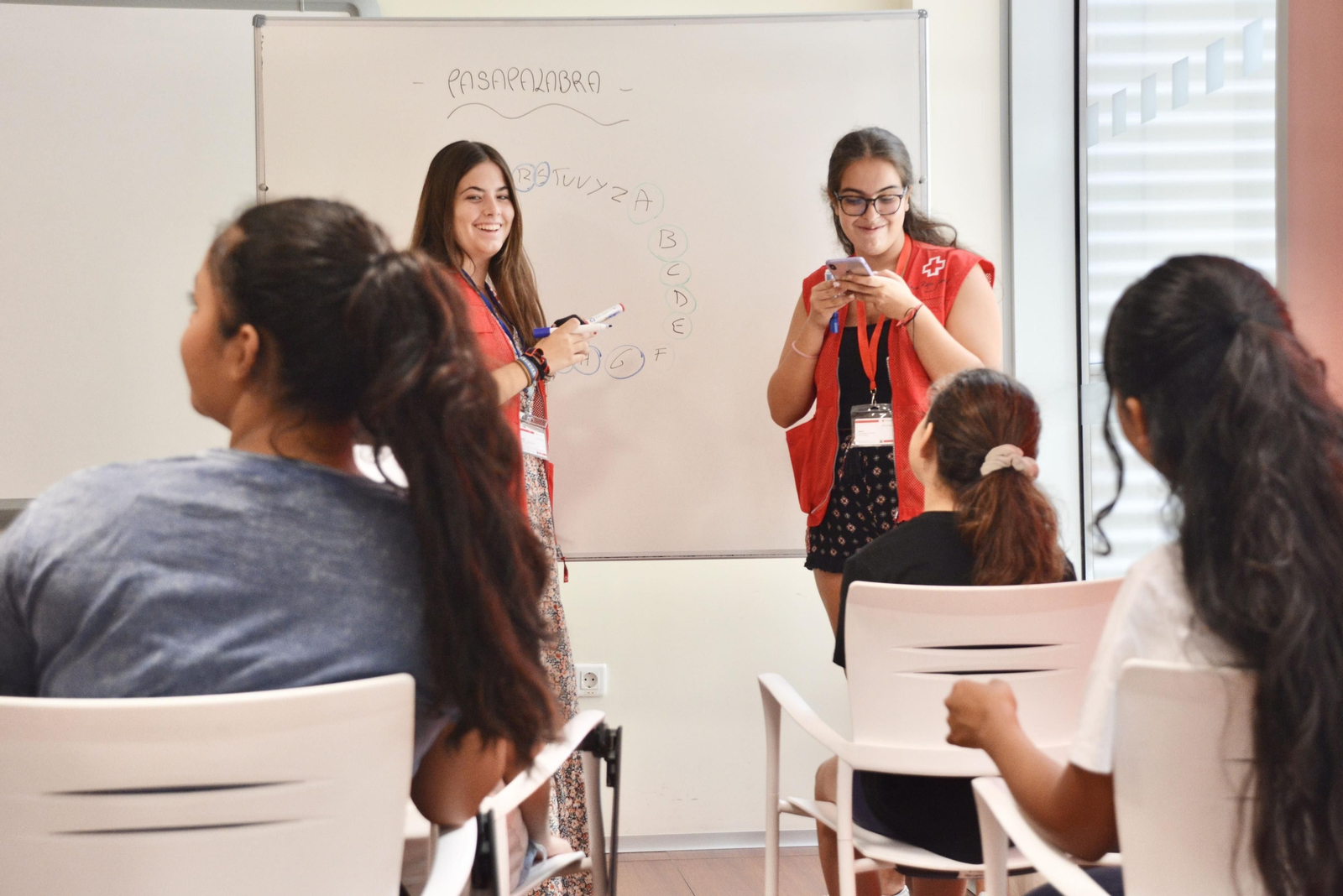 Dos jóvenes voluntarias de Cruz Roja, en una de las actividades de la entidad.