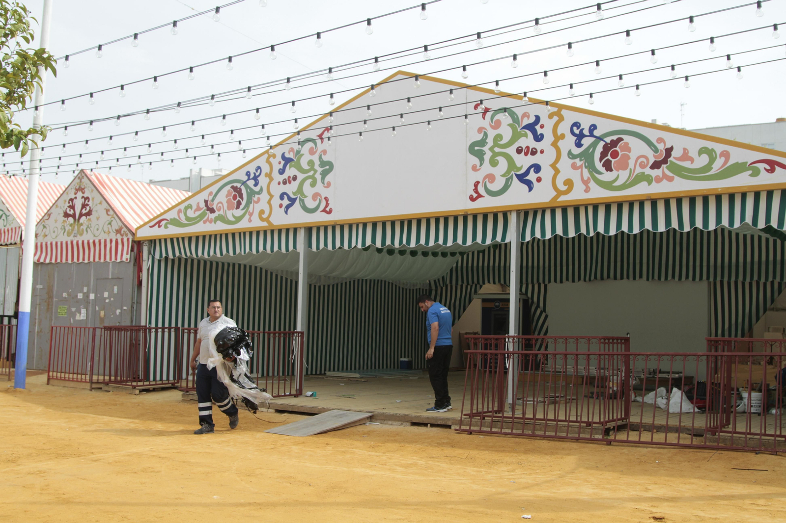 Los operarios trabajan en poner a punto la nueva caseta que se destinará a los turistas.