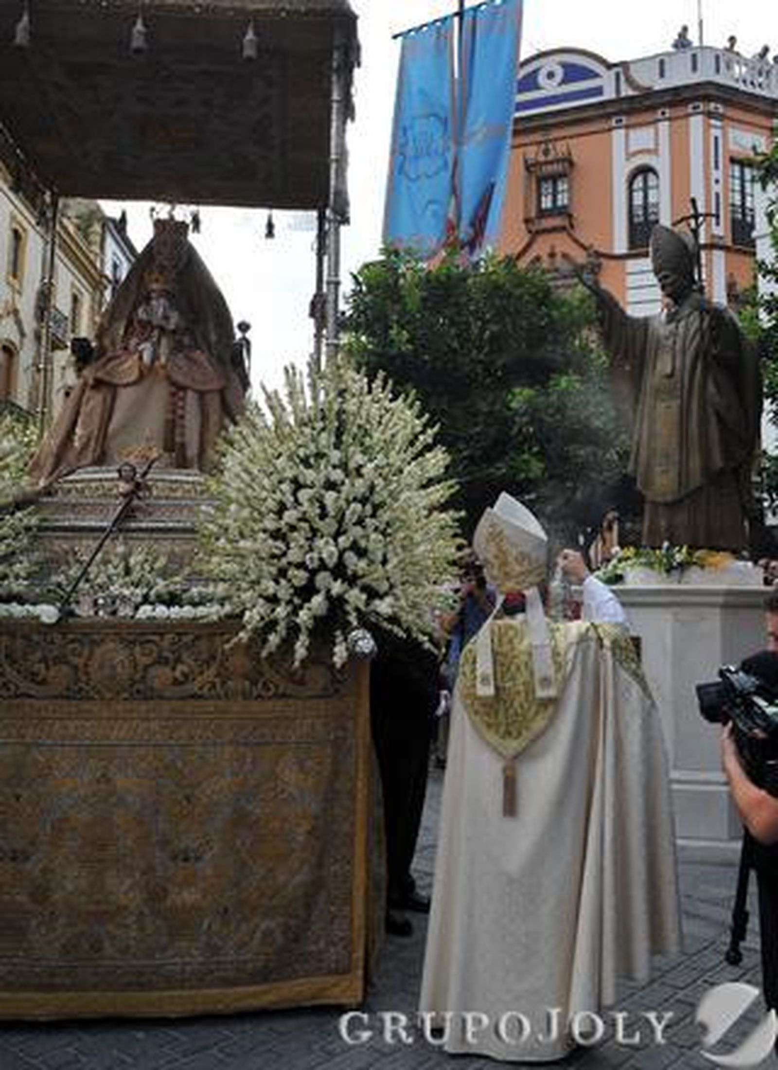 El arzobispo y la virgen. 

Foto: Juan Carlos Vázquez