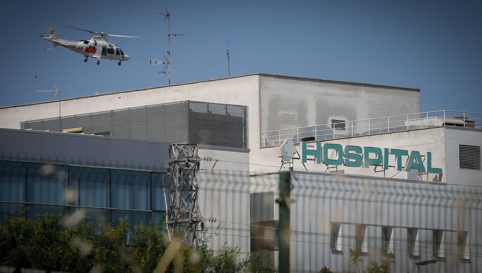 Imagen del helicóptero de 061 aterrizando en el Hospital de Jerez.