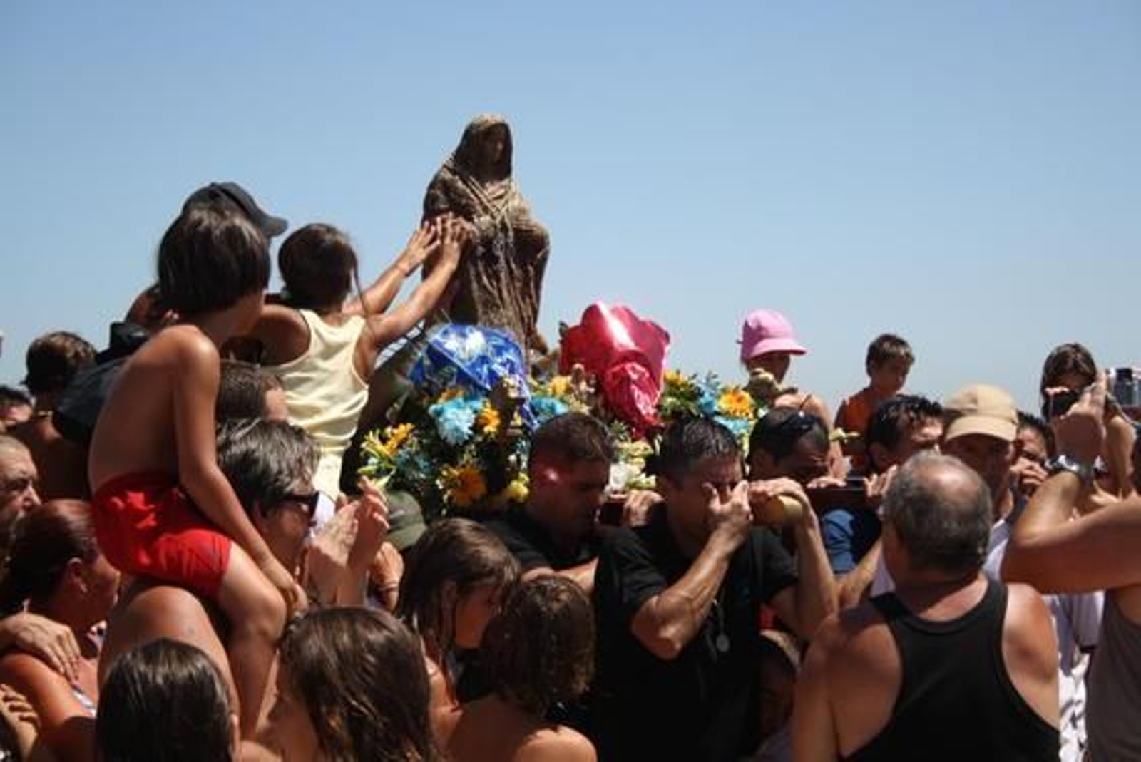 Miles de fieles recibieron con entusiasmo a la imagen en su llegada a la playa.

Foto: Fran Montes