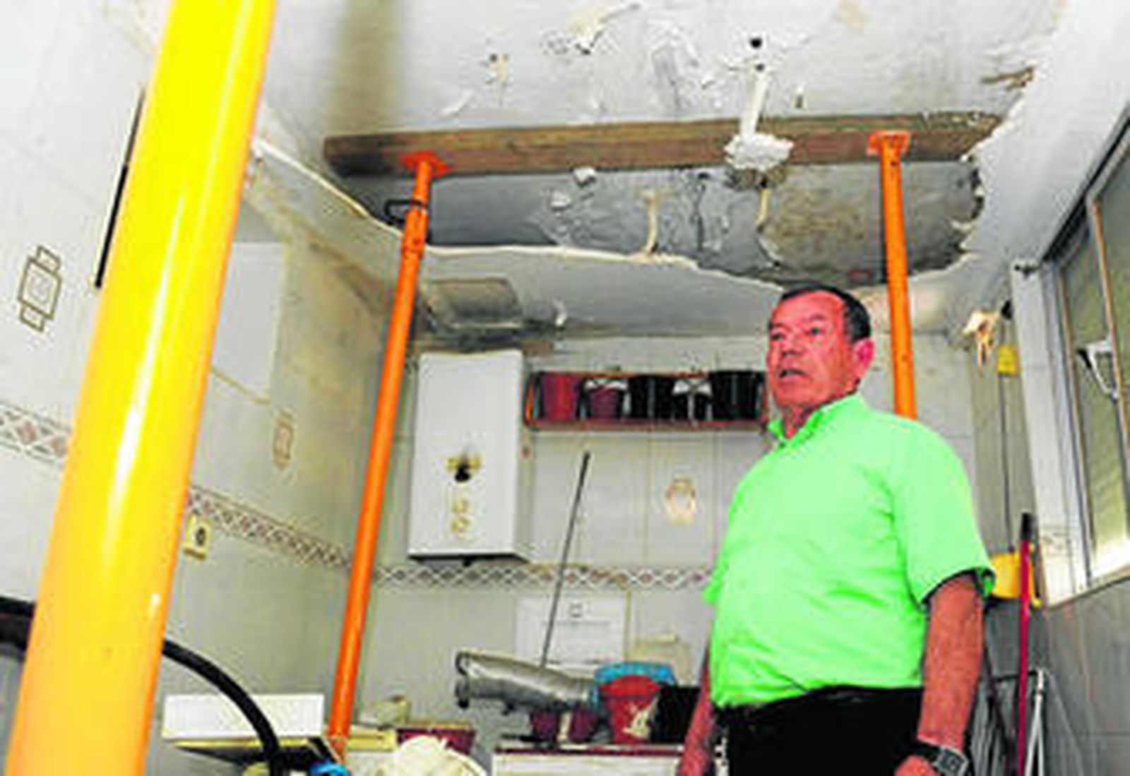 José Montero, propietario de una de las viviendas, mostraba su cocina el pasado martes.