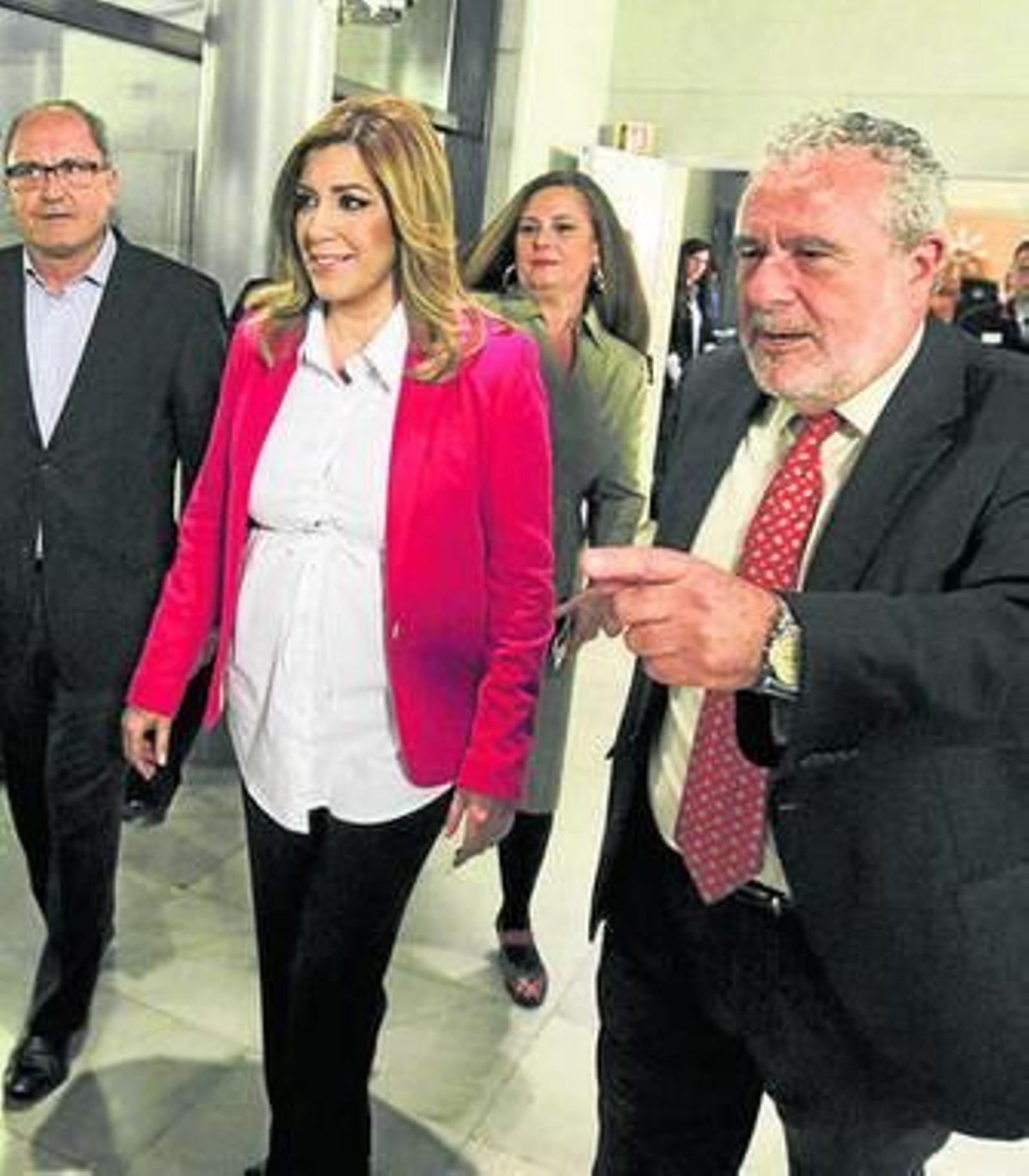 Joaquín Durán acompaña a Susana Díaz a su llegada al debate de marzo.