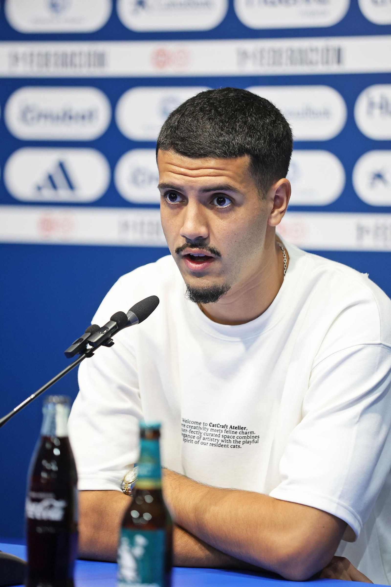 Imágenes de la presentación de Juan Pablo como jugador del Recreativo de Huelva