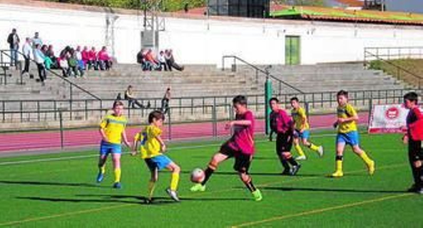 Uno de los partidos de alevines celebrados en la convivencia Platerito.