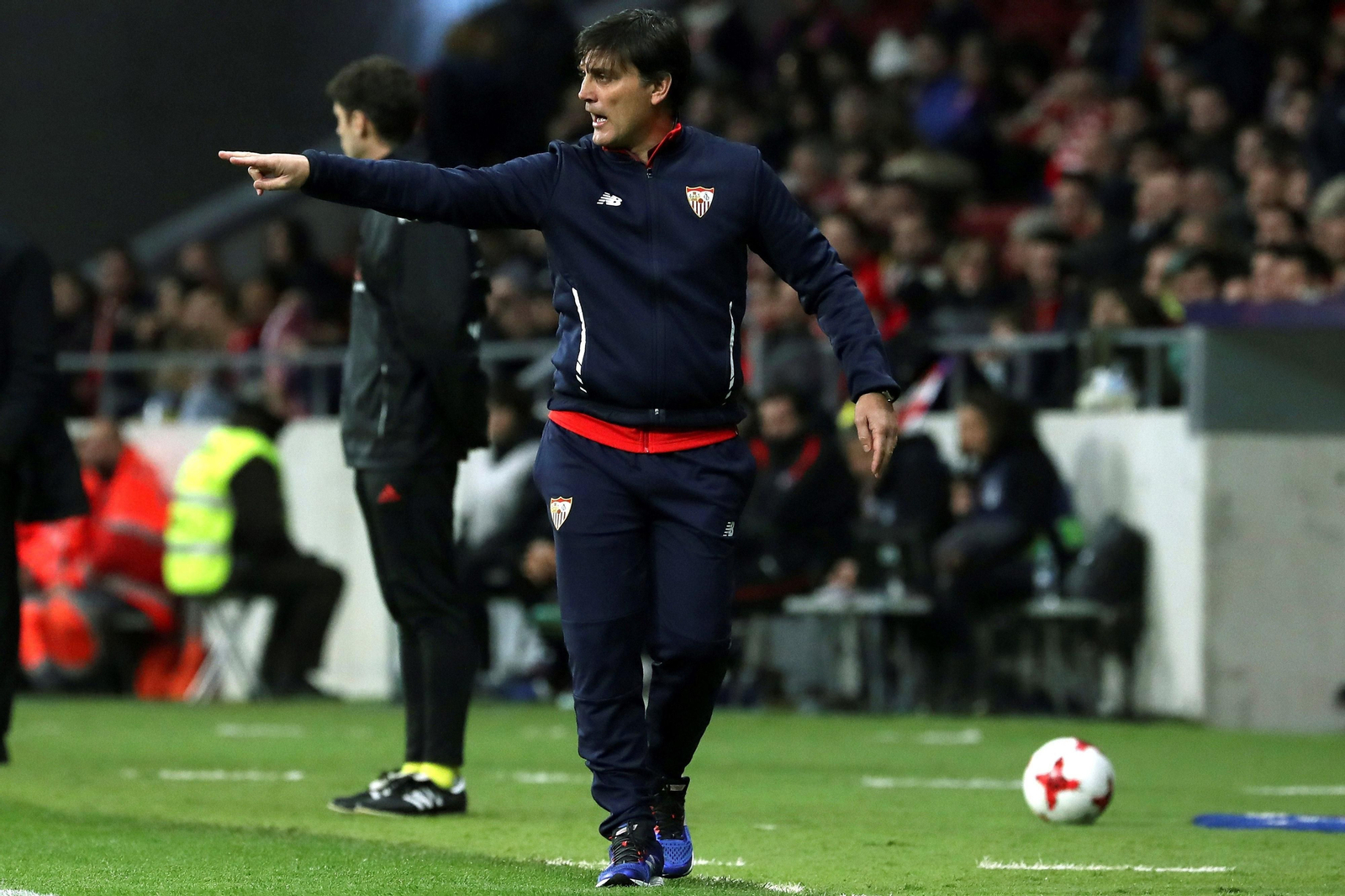 Vincenzo Montella dirige el partido desde la zona técnica.
