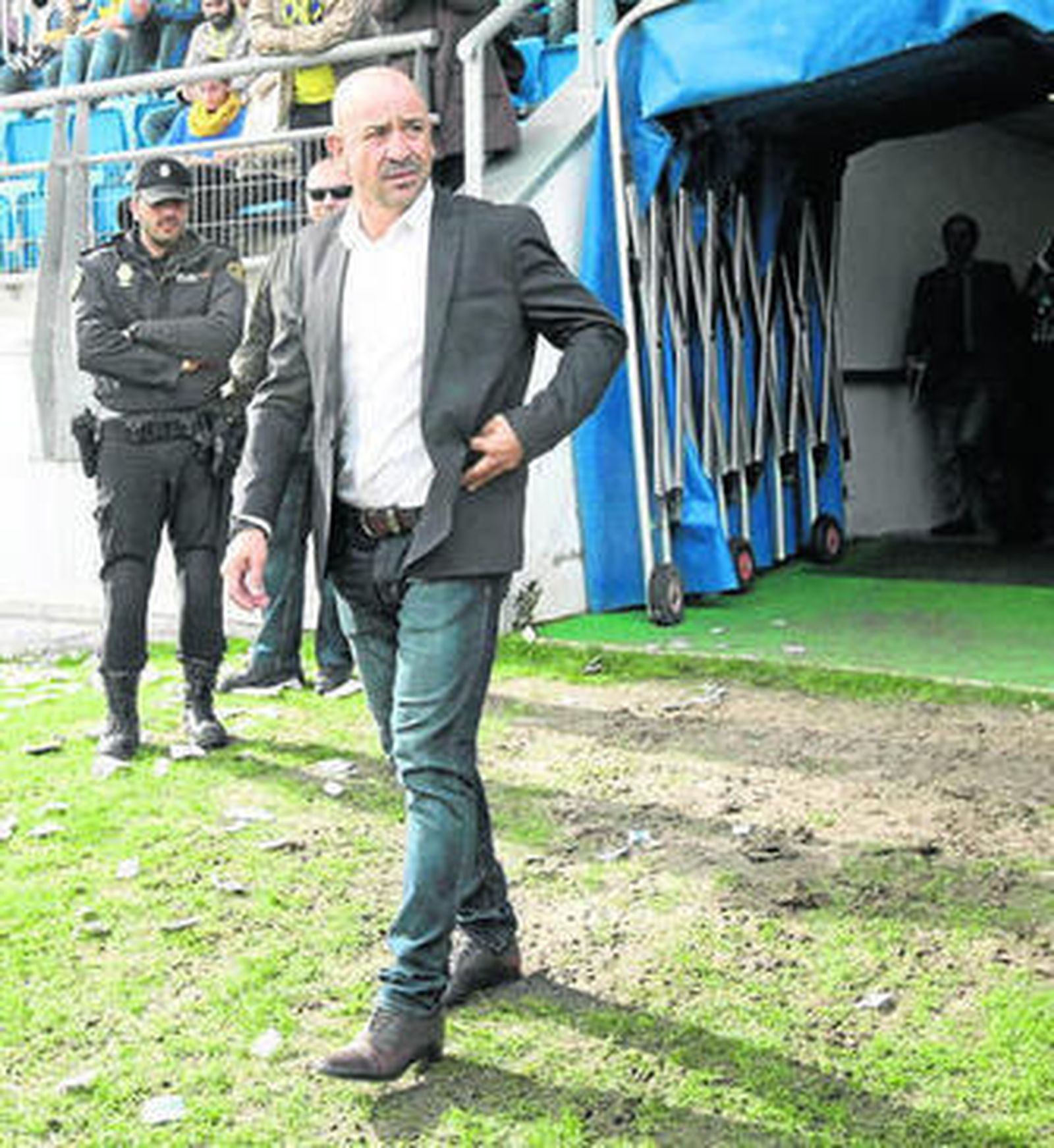 Claudio Barragán (i) accede al césped el día de su debut como entrenador cruzando por el mismo lugar por el que se va Antonio Calderón tres semanas antes de su adiós.