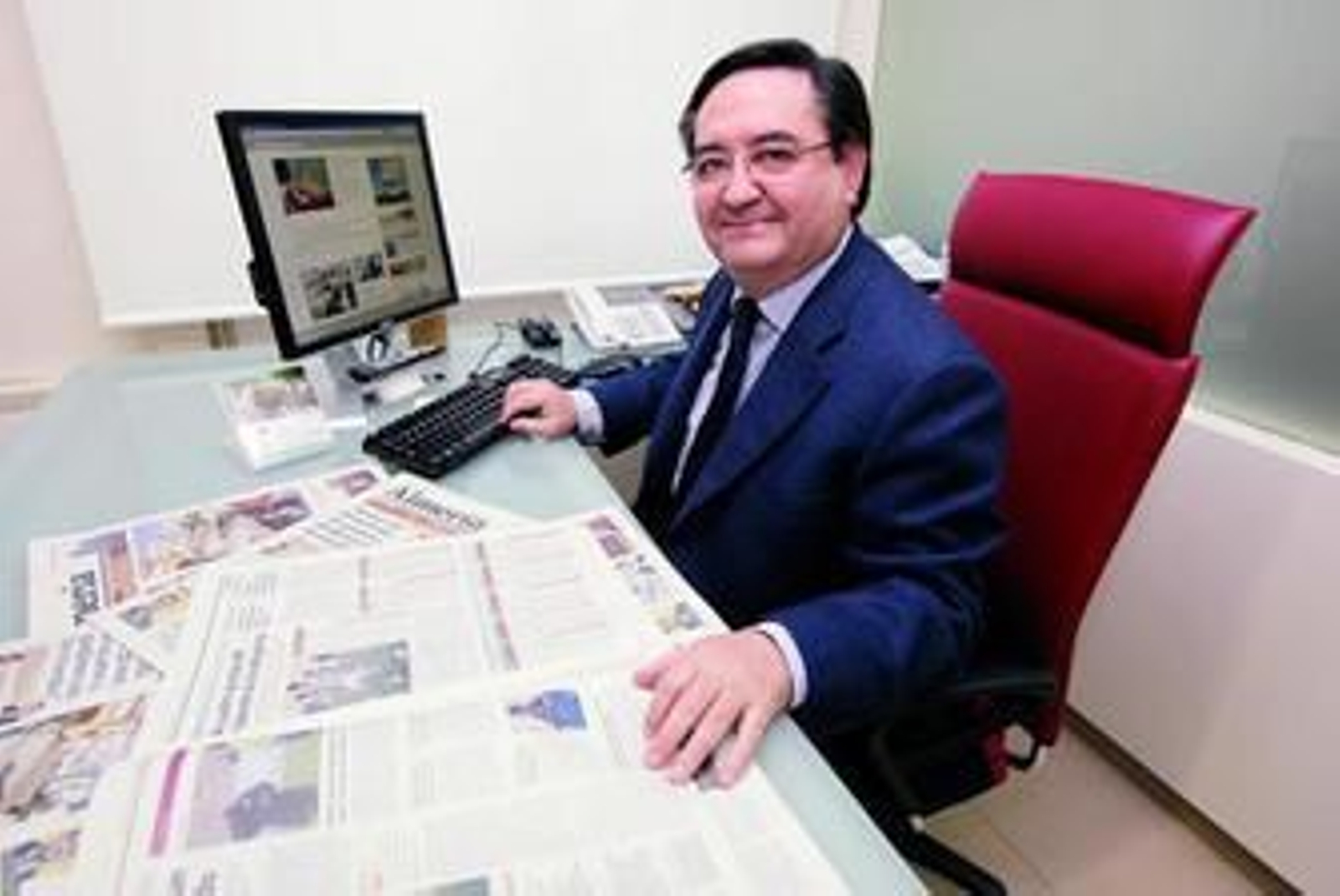 Esteban Rodríguez se sentó ayer frente a los teclados de El Almería.