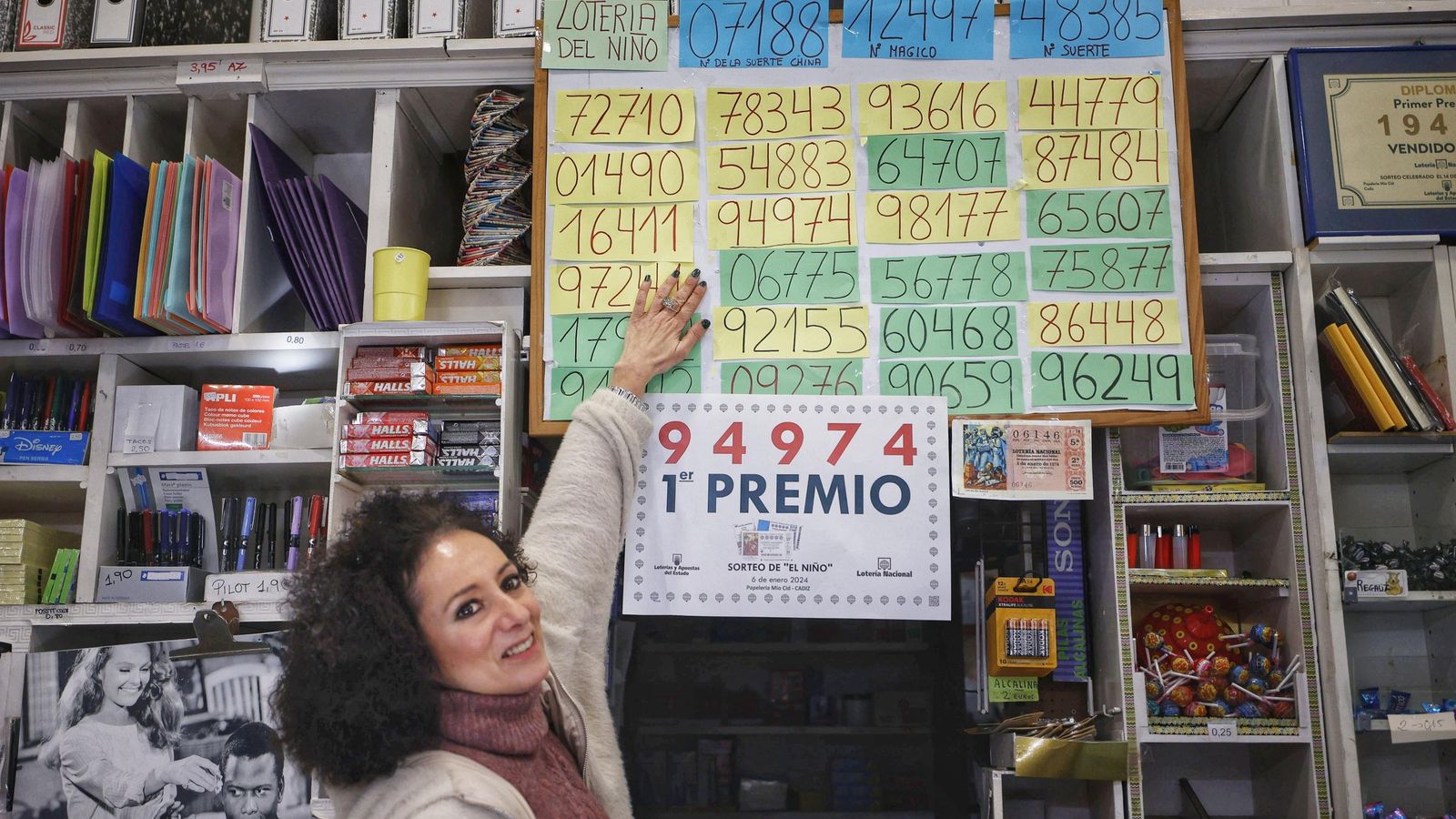 Mónica Ruiz, de la papelería Mio Cid, con algunos de los números que recomendaba de la Lotería de El Niño, entre ellos, el premiado