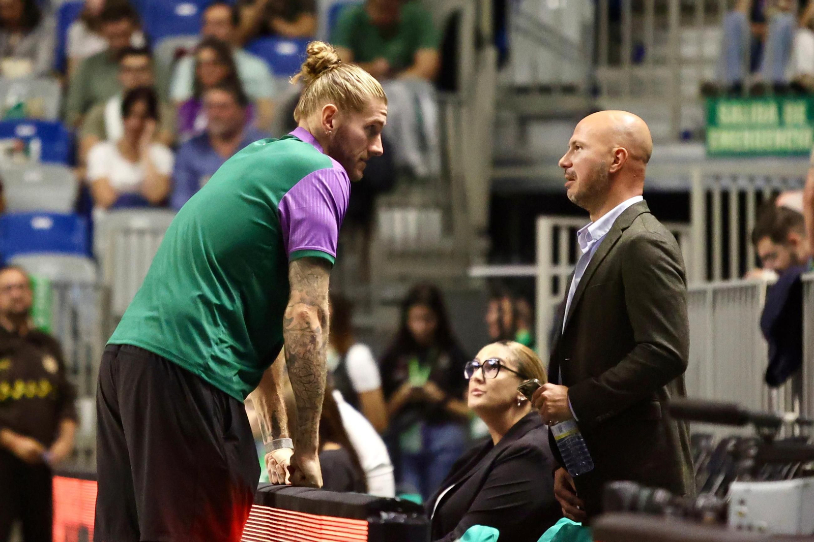 Jankovski charla con Osetkowski, uno de los clientes de Beo Basket, antes del Unicaja-Petkimspor.