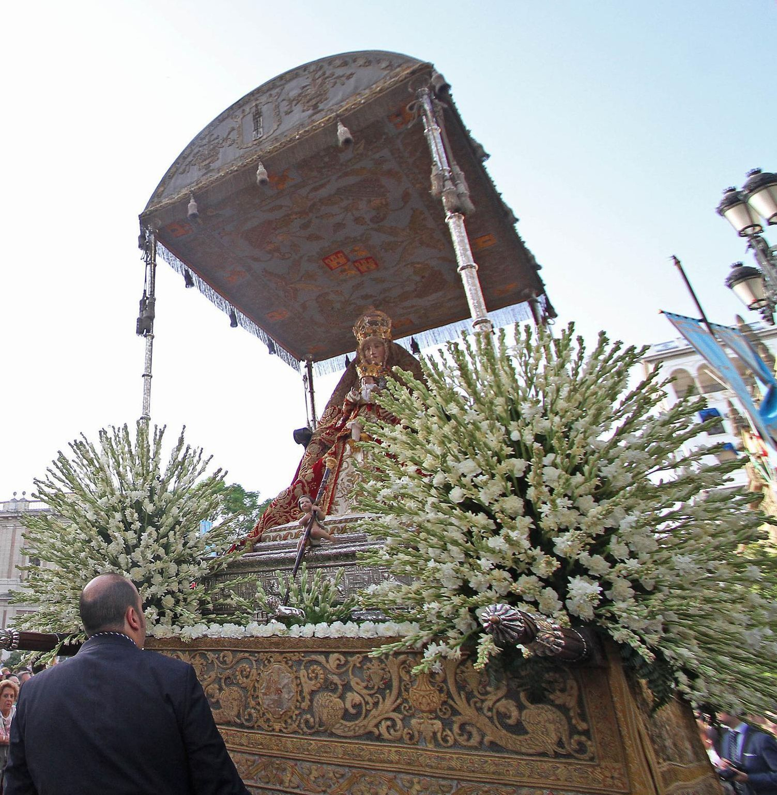 Los macizos de nardos que tanto caracterizan el paso de la Patrona.