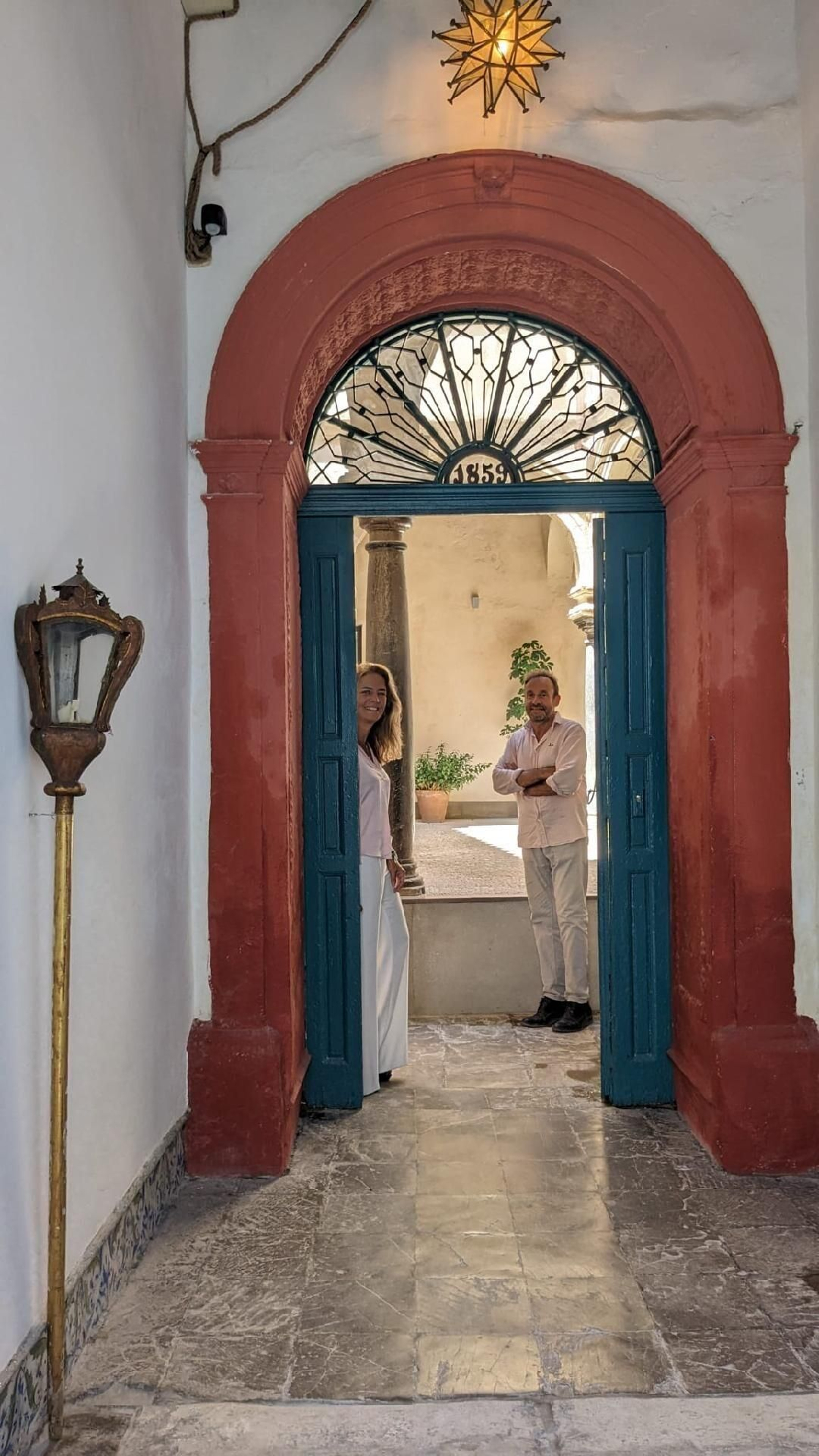 Sus propietarios Honorio Aguilar y Sol Cruz-Guzmán, en la entrada de la casa Sus propietarios Honorio Aguilar y Sol Cruz-Guzmán, en la entrada de la casa