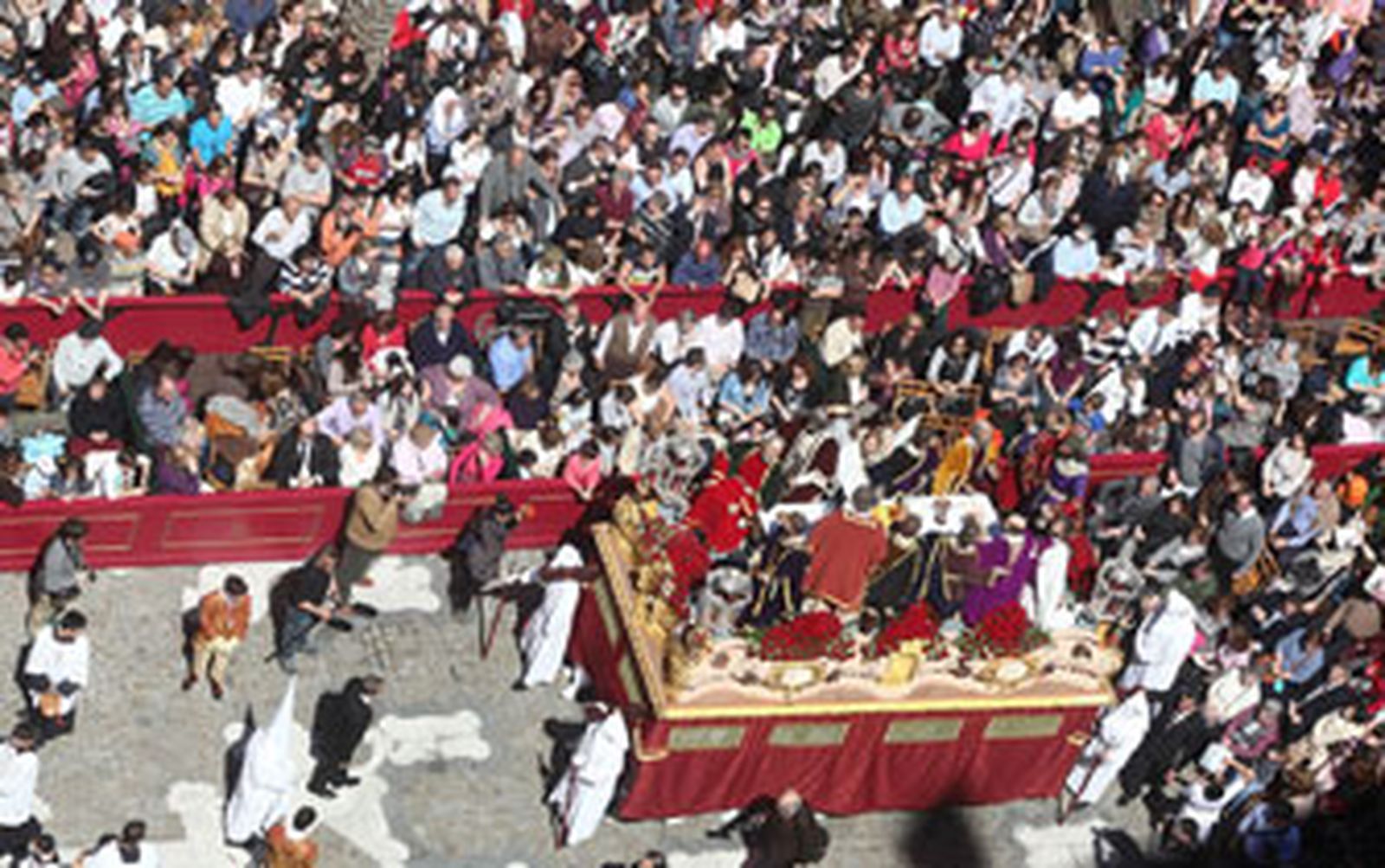 El paso de la Sagrada Cena por la plaza de San Antonio en la procesión magna del Sábado Santo./Jesús Marín