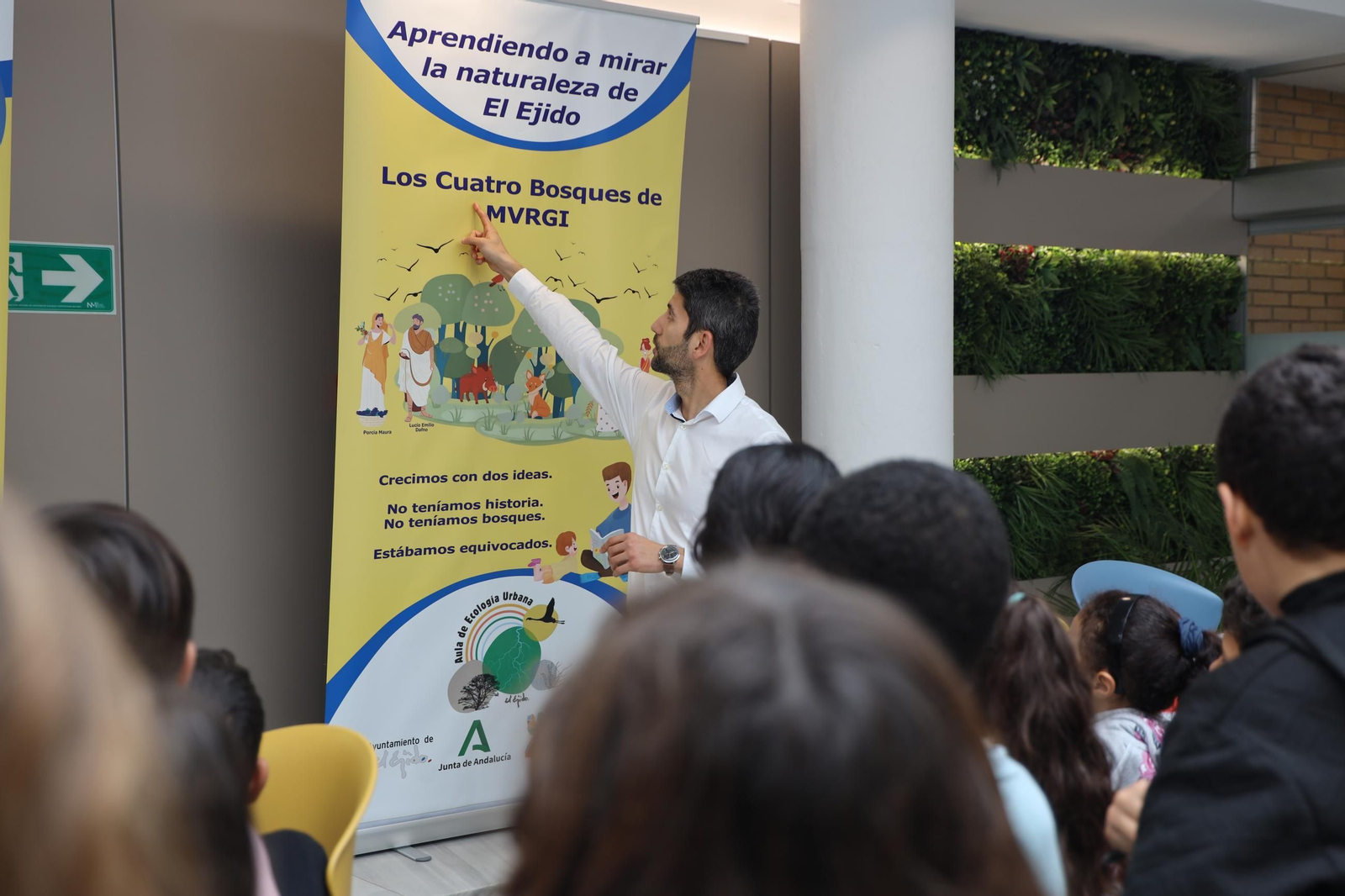 El edil Javier Rodríguez se ha encargado de inaugurar la exposición.