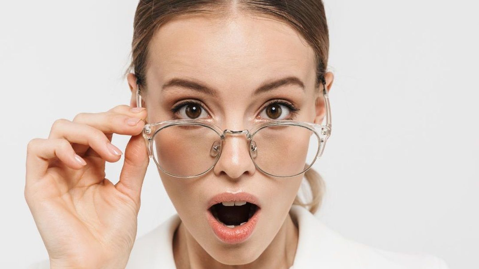 Mujer mostrando curiosidad.