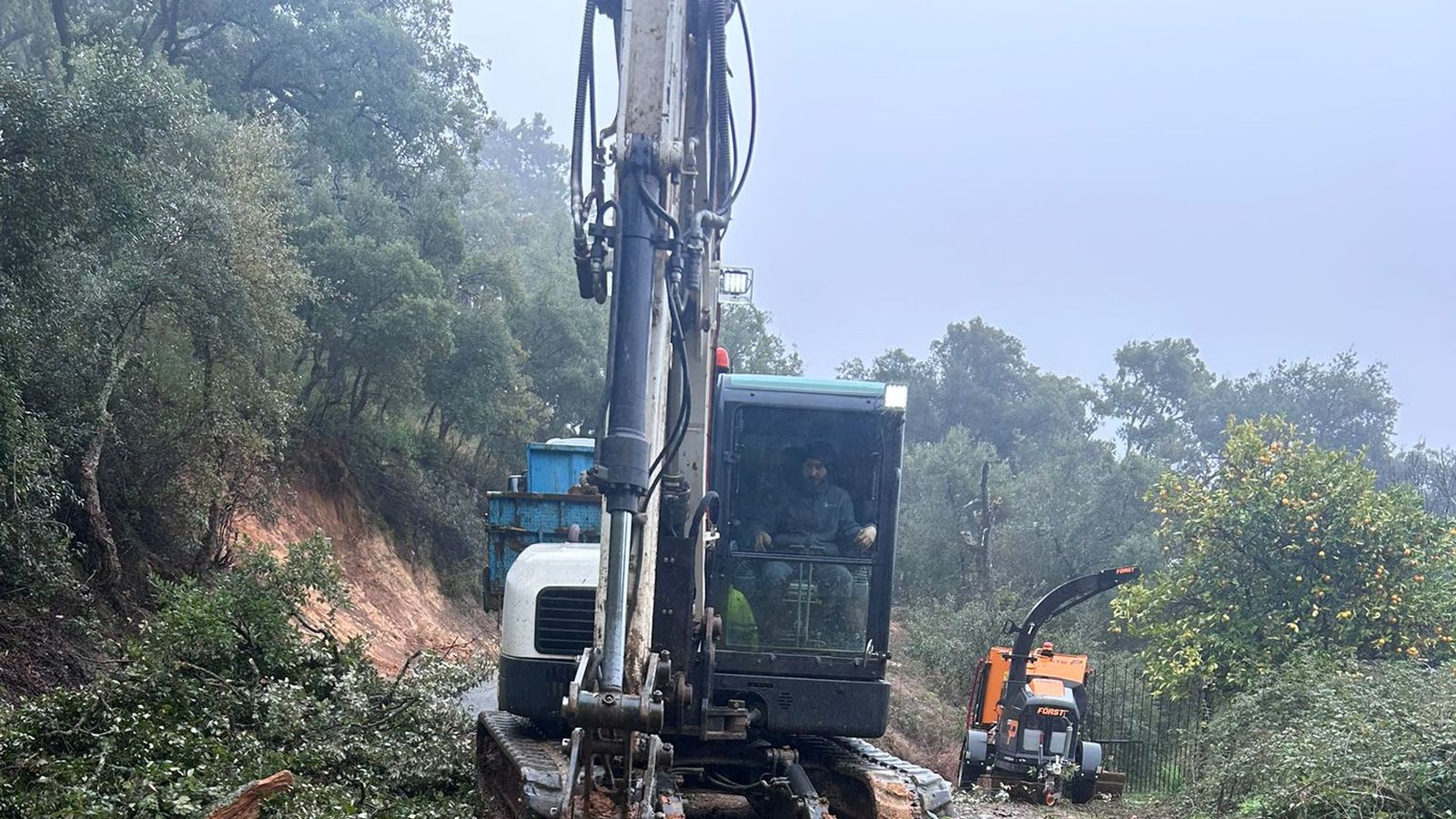 Trabajos en la carretera de Almonaster que permanece cortada al tráfico en este mes.