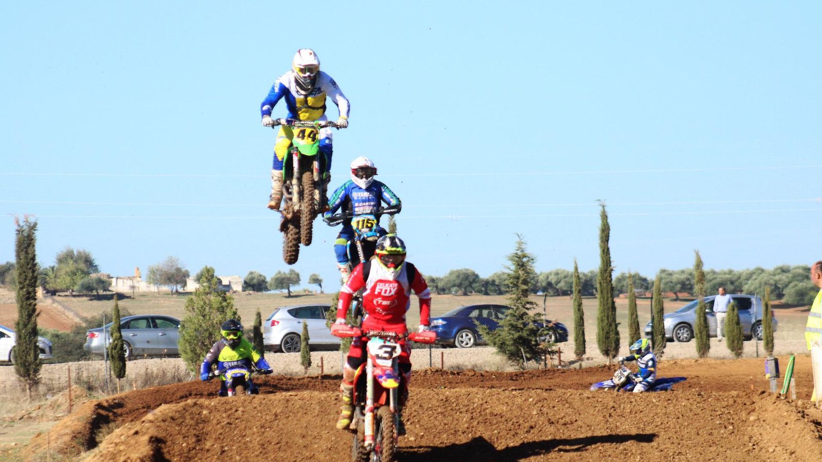 Varios pilotos compiten en el trazado del circuito de El Pinillo.