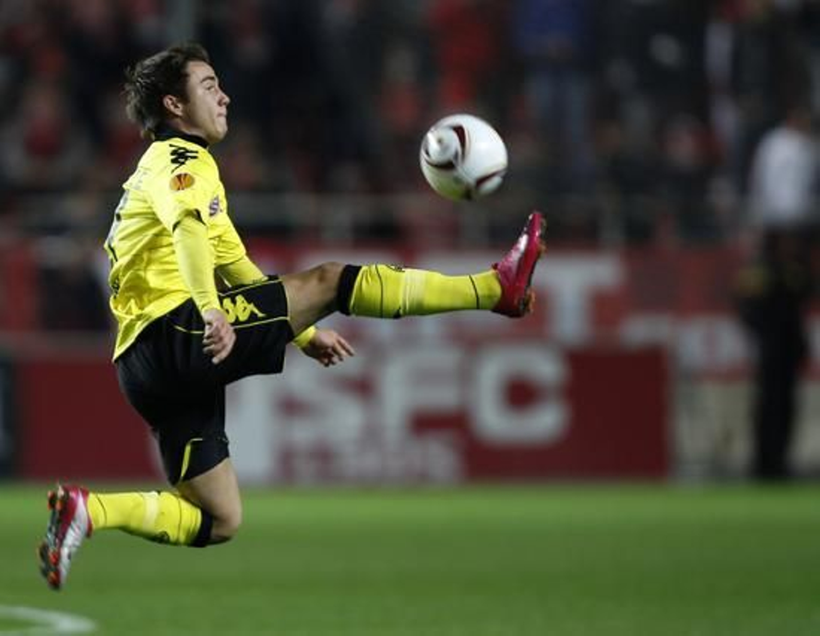 El Sevilla pasa a la siguiente ronda de la Liga Europa tras empatar 2-2 con el Borussia Dortmund. / Reuters