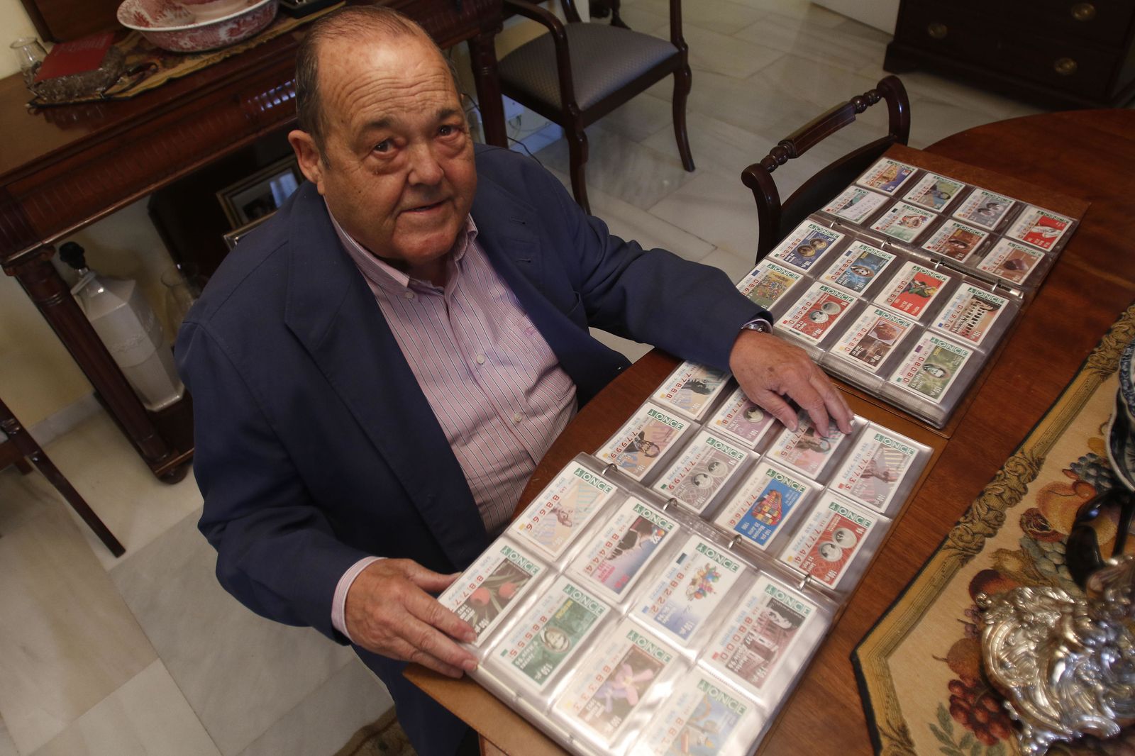 Luis Manuel Osborne cuenta en su colección con curiosidades como un cupón del año 1944, los mil números de tres cifras o un cupón diario desde el 1 de enero de 1984 terminados en 0 o en 13