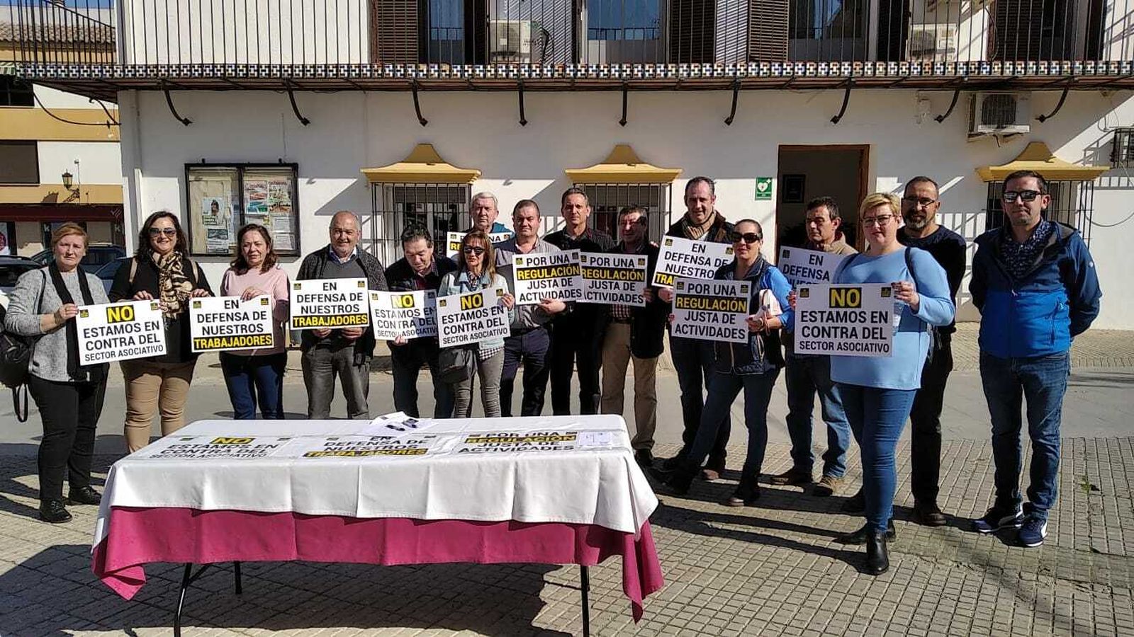 Los hosteleros de El Carpio, concentrados el miércoles.