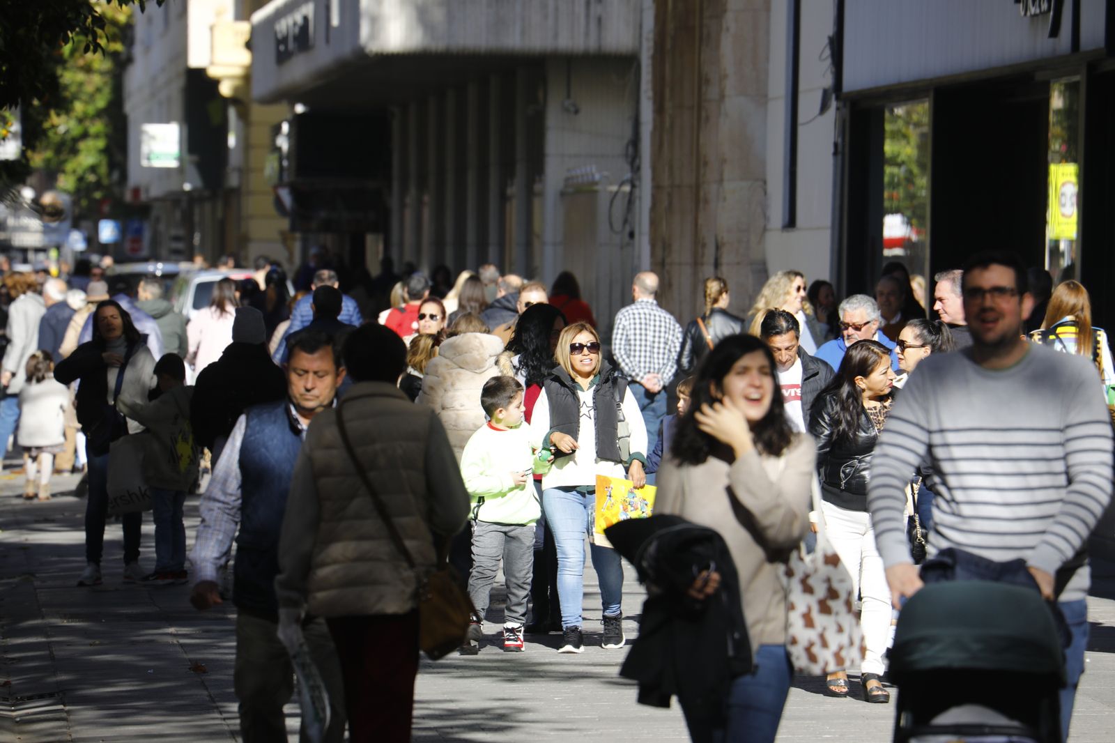 El ambientazo en el Centro de Córdoba para aprovechar el festivo navideño, en imágenes