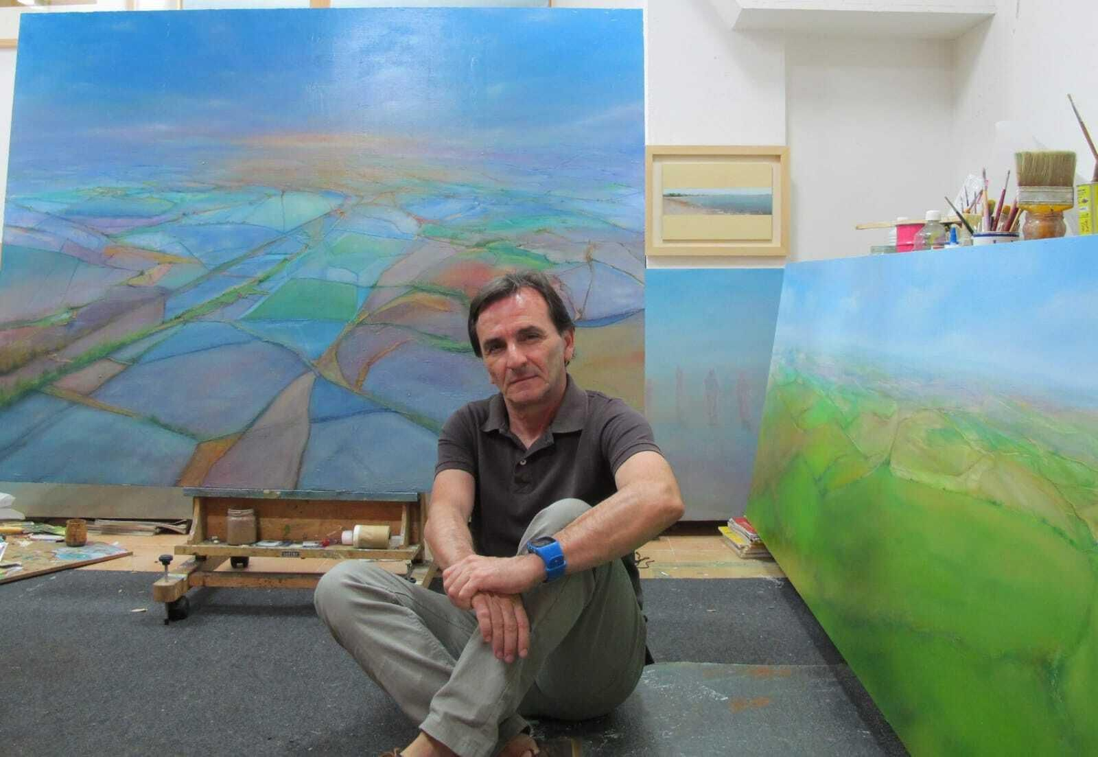 Raúl Zarzuela, junto a una de sus obras.