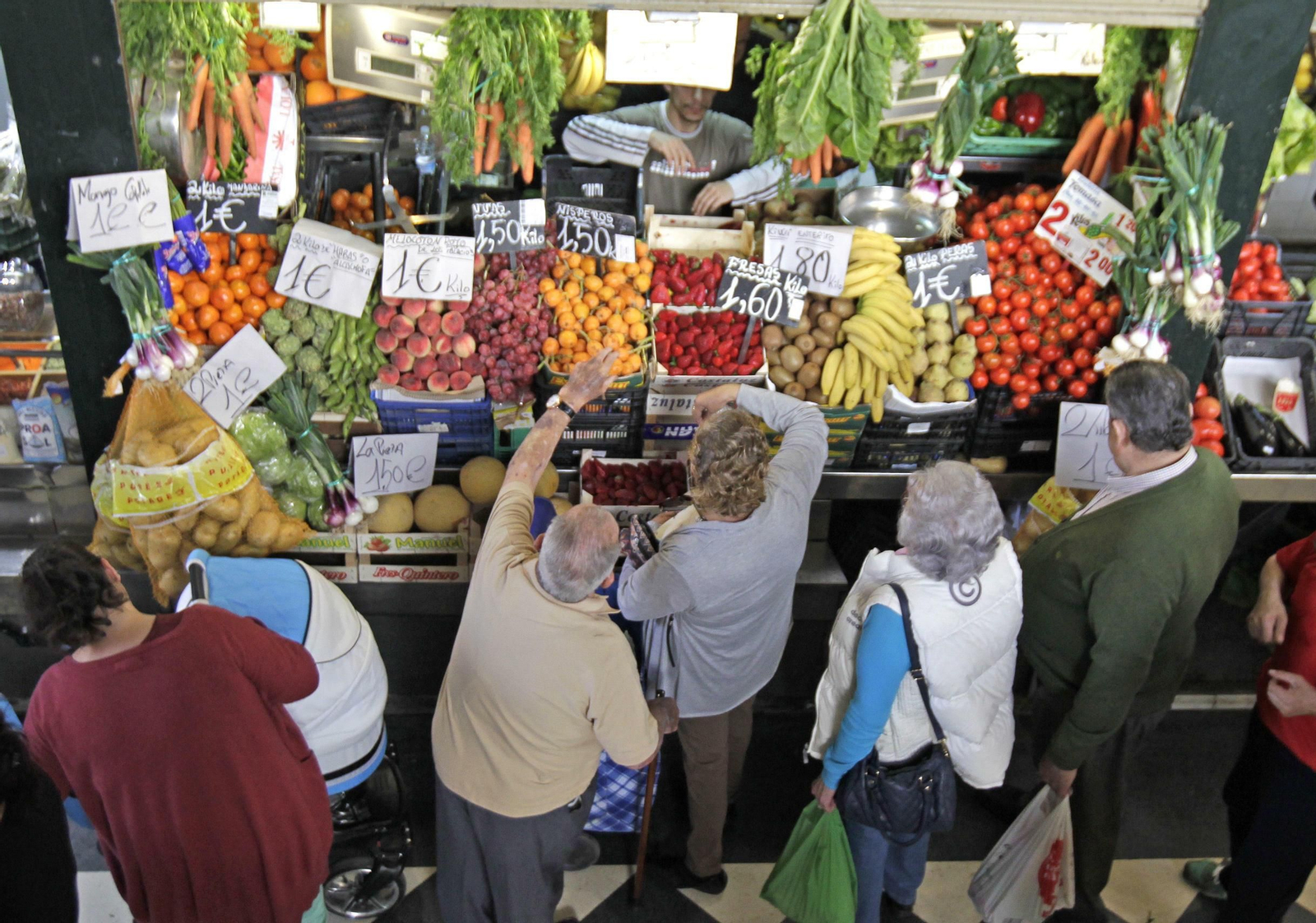 Un frutero atiende en su establecimiento.