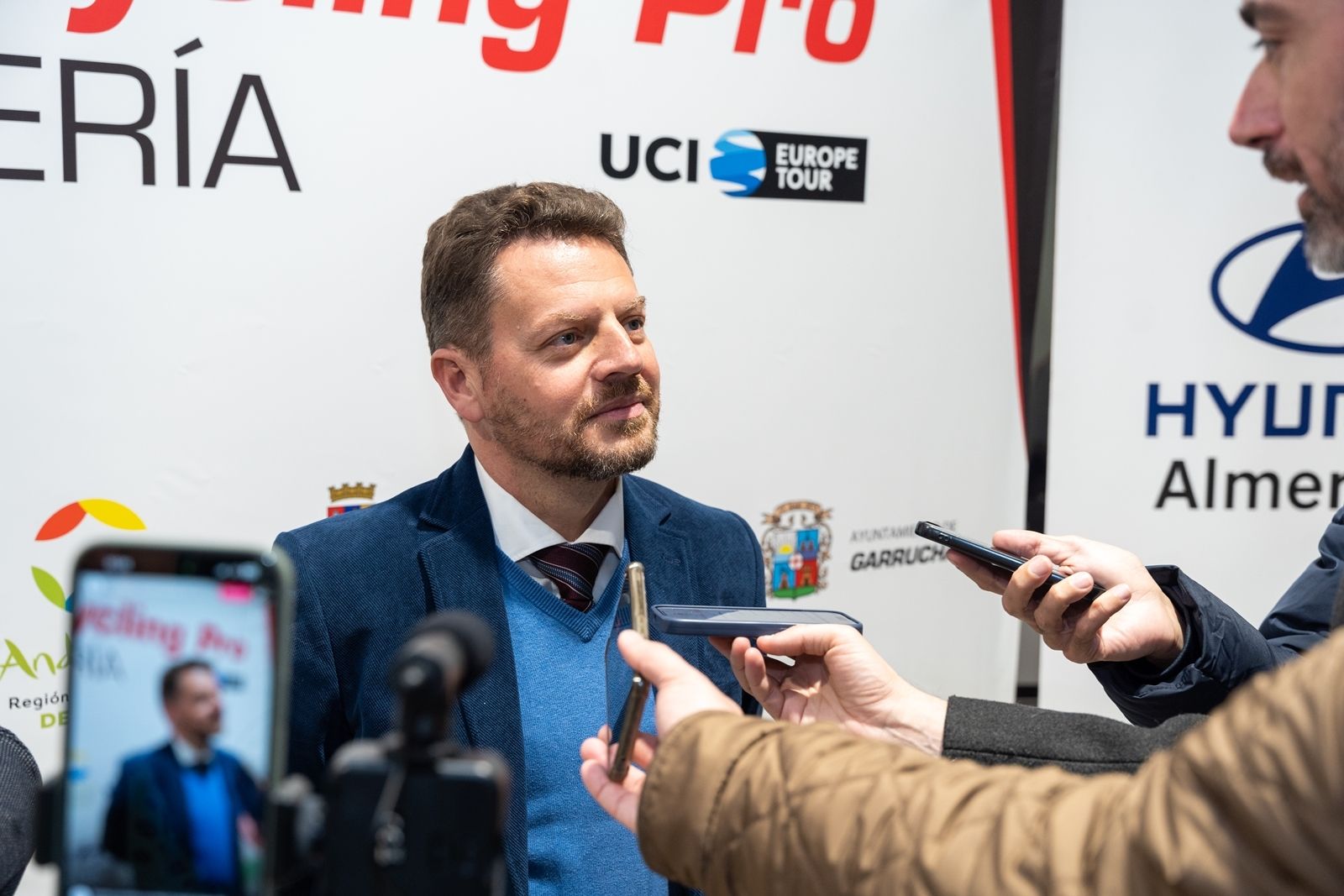 José Ángel Vélez durante su intervención tras la presentación de la Women Clycling Pro Costa de Almería.