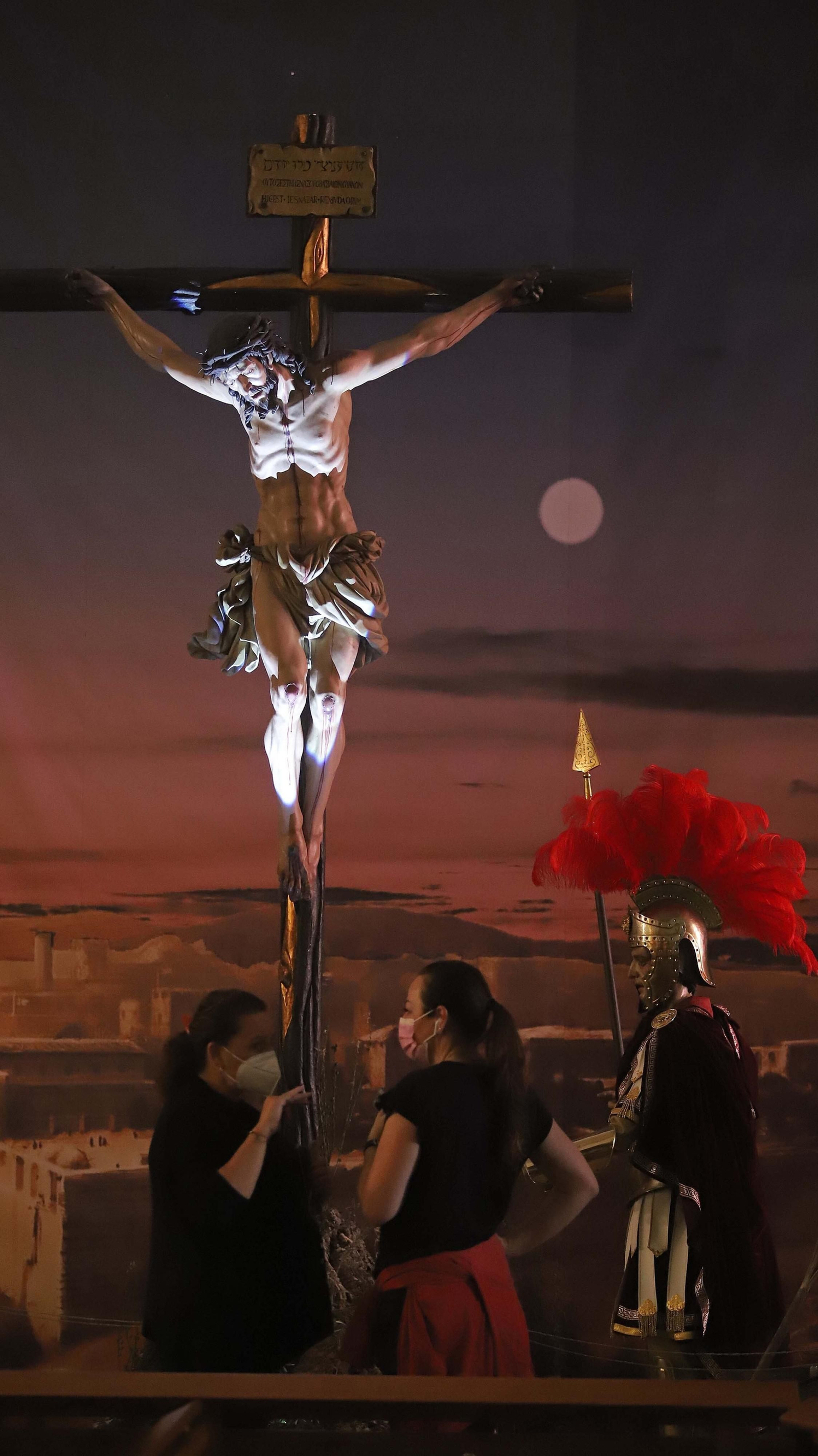 Fotos del Viernes Santo en Algeciras: Mortaja, Misericordia y Santo Entierro