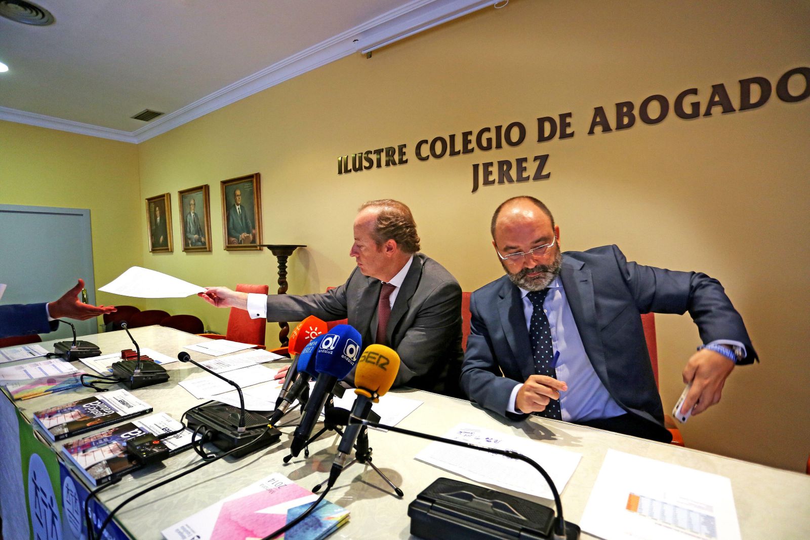 Marcos  Camacho  y Luciano García, en el salón de actos del Colegio de Abogados, en una imagen de archivo